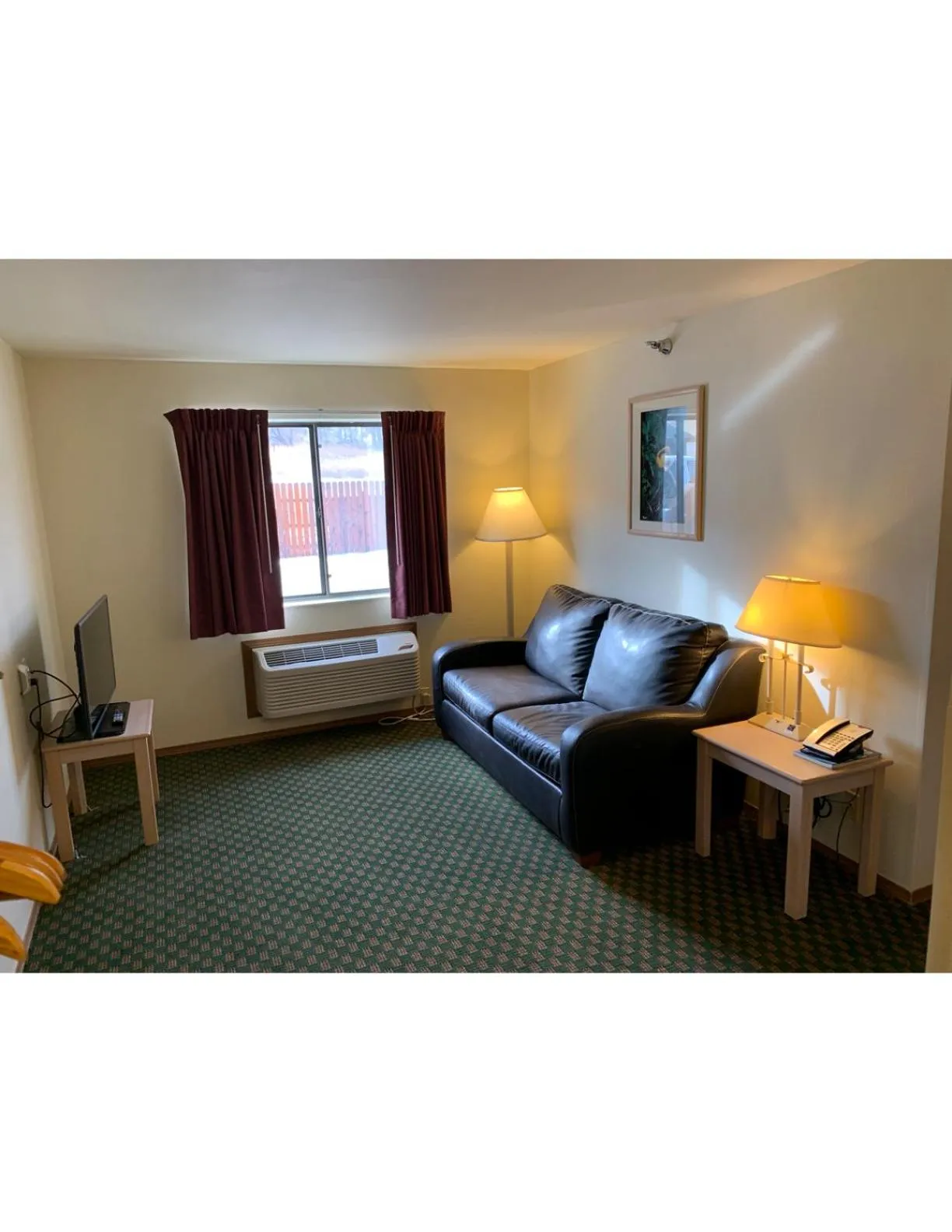 Seating area, Bed in Kings Inn Cody