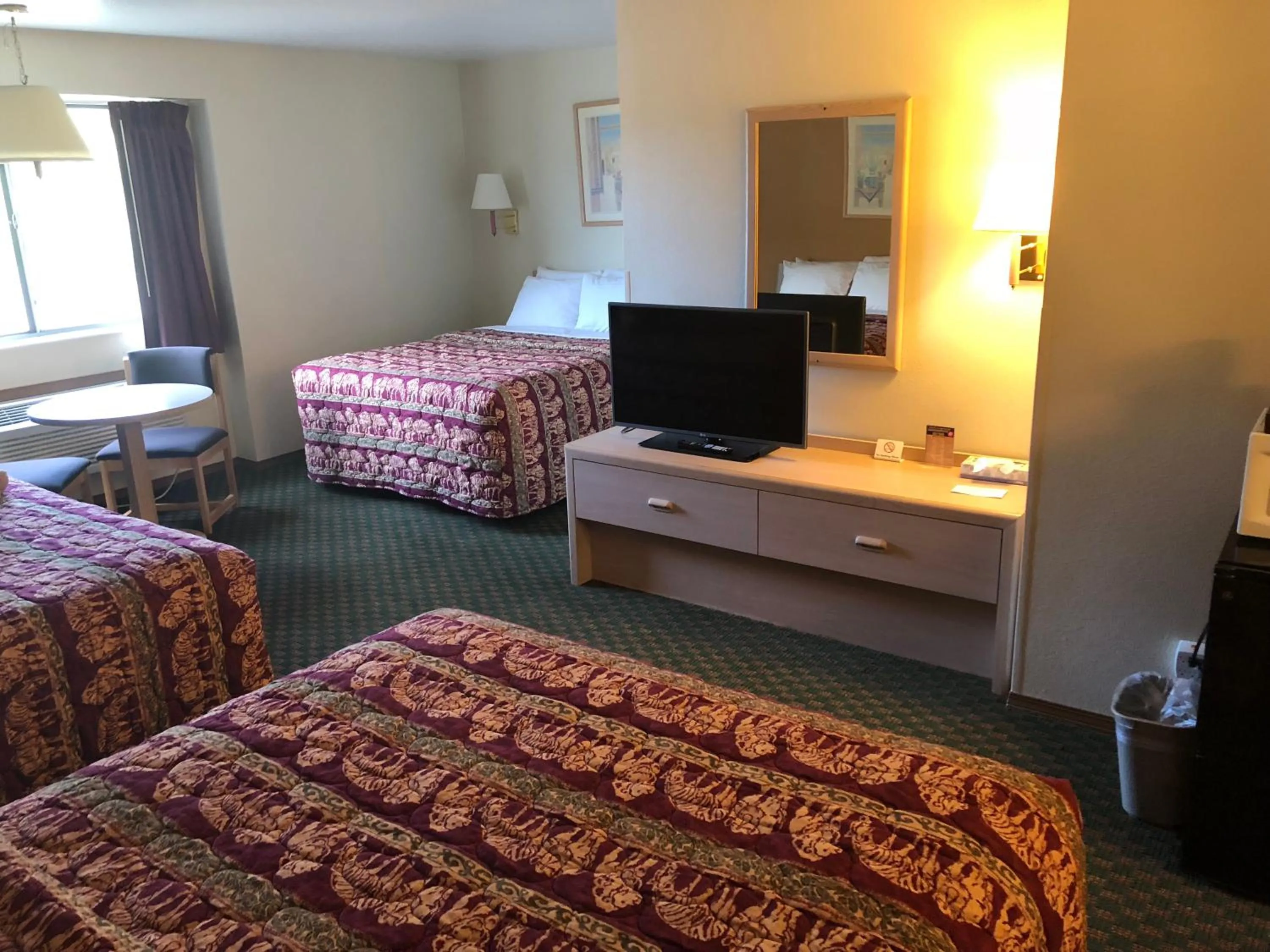 Bedroom, Bed in Kings Inn Cody