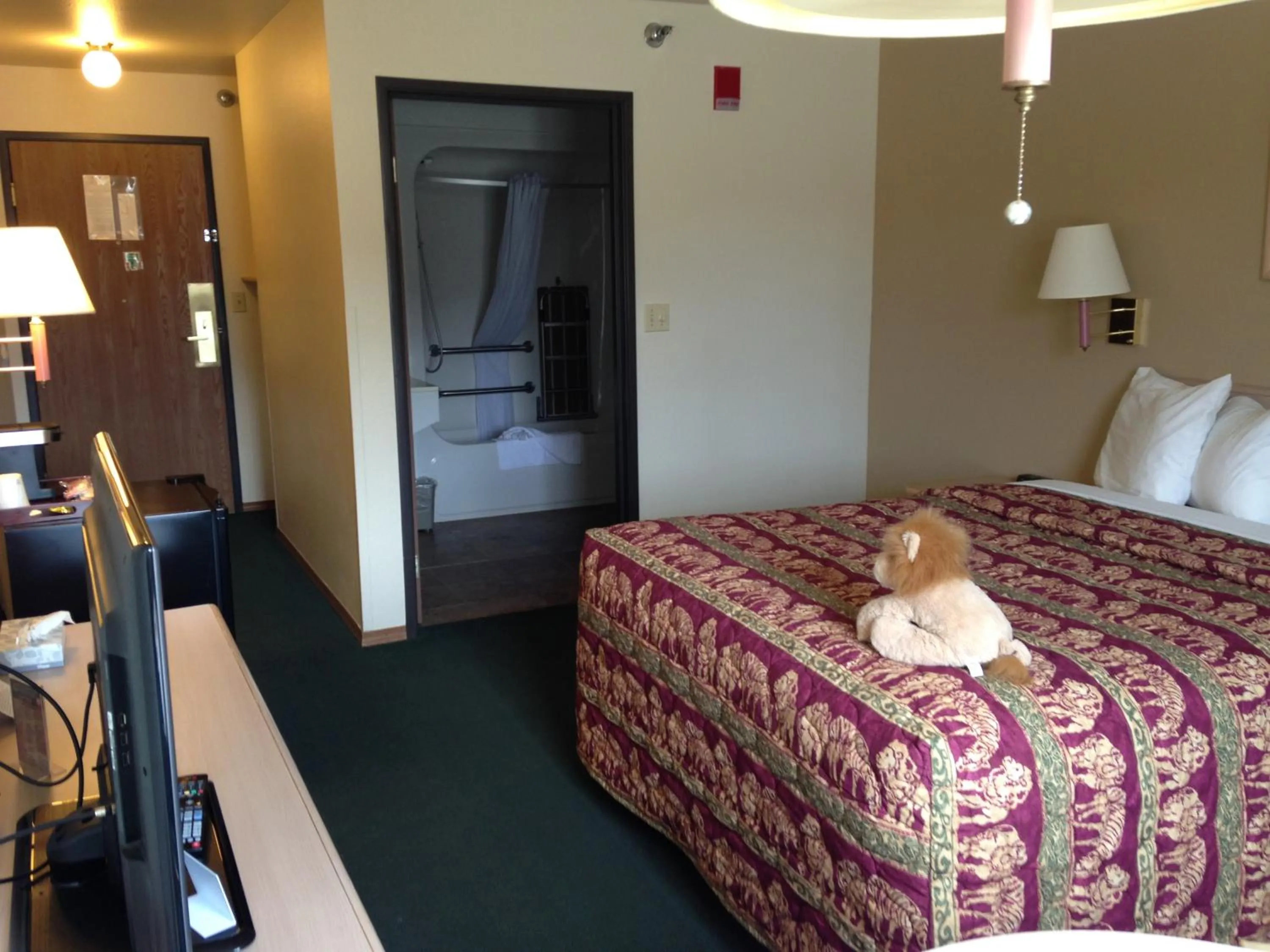 Photo of the whole room, Bed in Kings Inn Cody