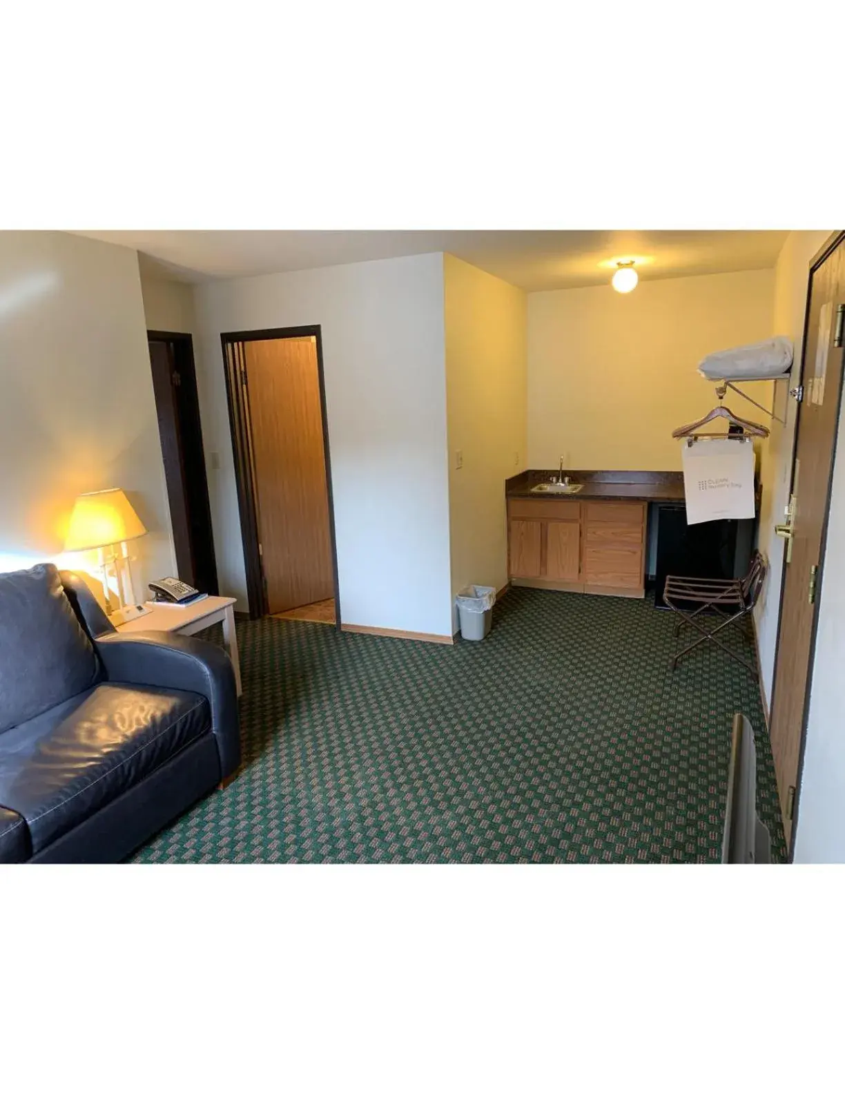 Seating area, Bed in Kings Inn Cody Seating area, Bed in Kings Inn Cody