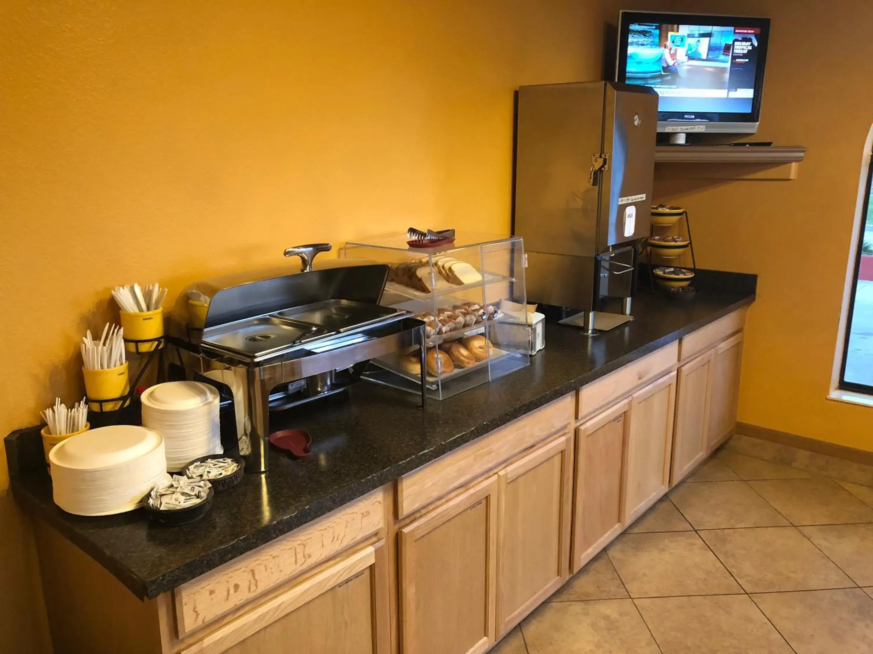 Breakfast in Kings Inn Cody Breakfast in Kings Inn Cody