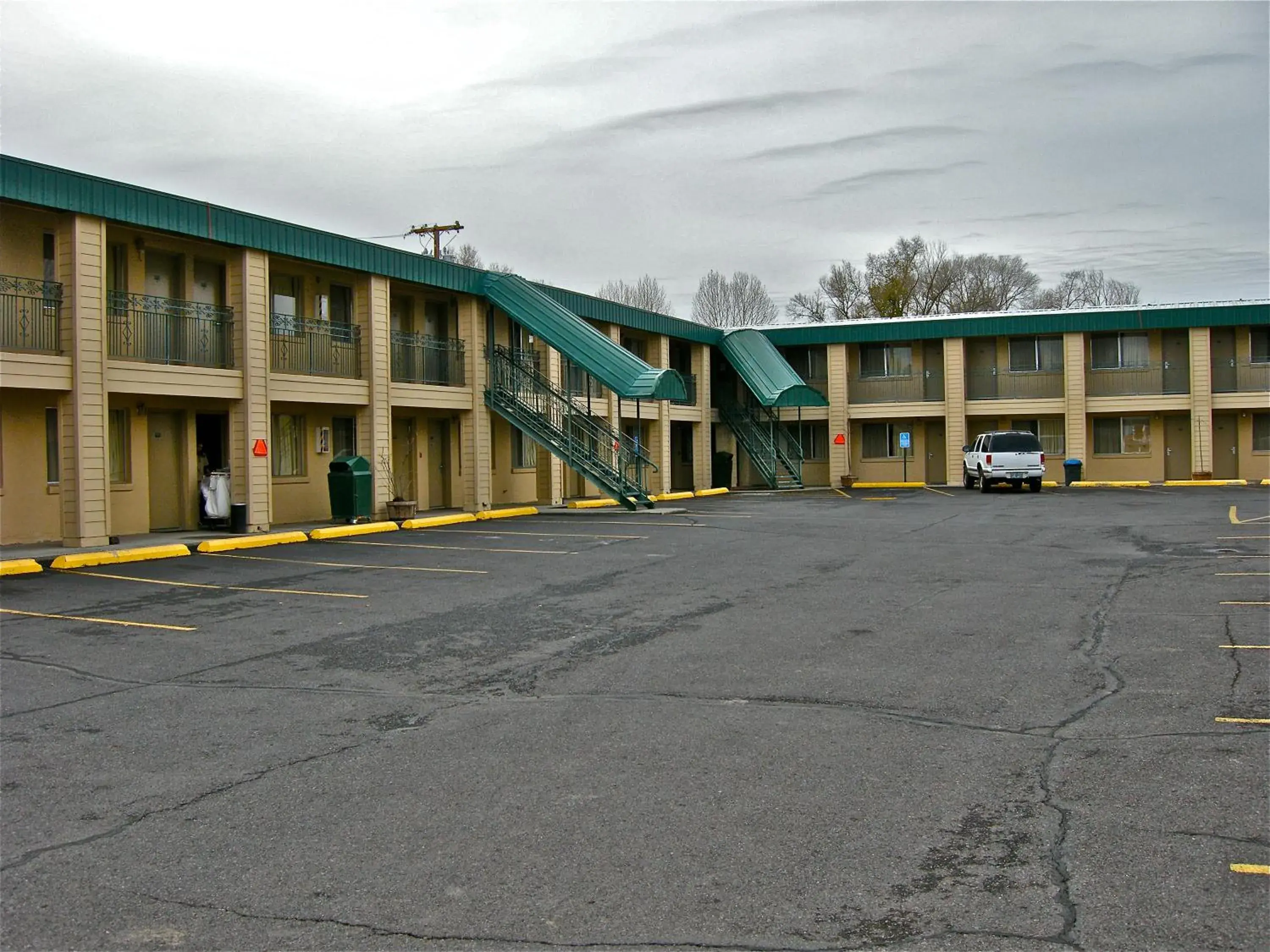 Property building in Days Inn by Wyndham Burns Property building in Days Inn by Wyndham Burns