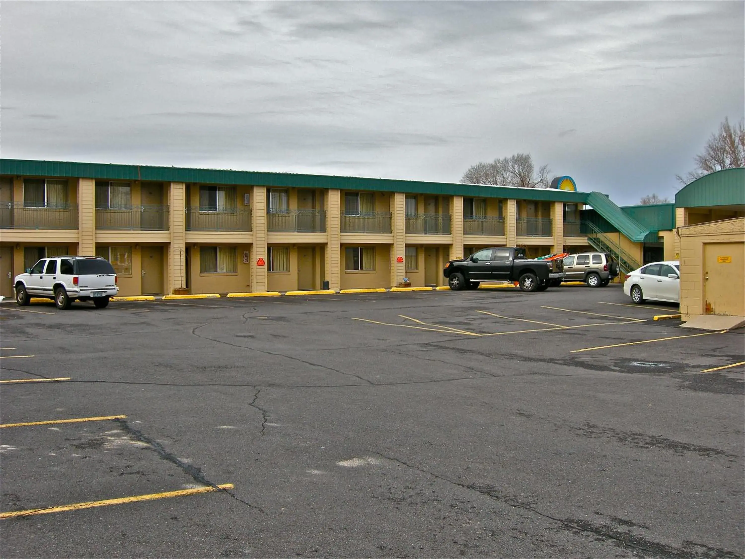 Property building in Days Inn by Wyndham Burns Property building in Days Inn by Wyndham Burns