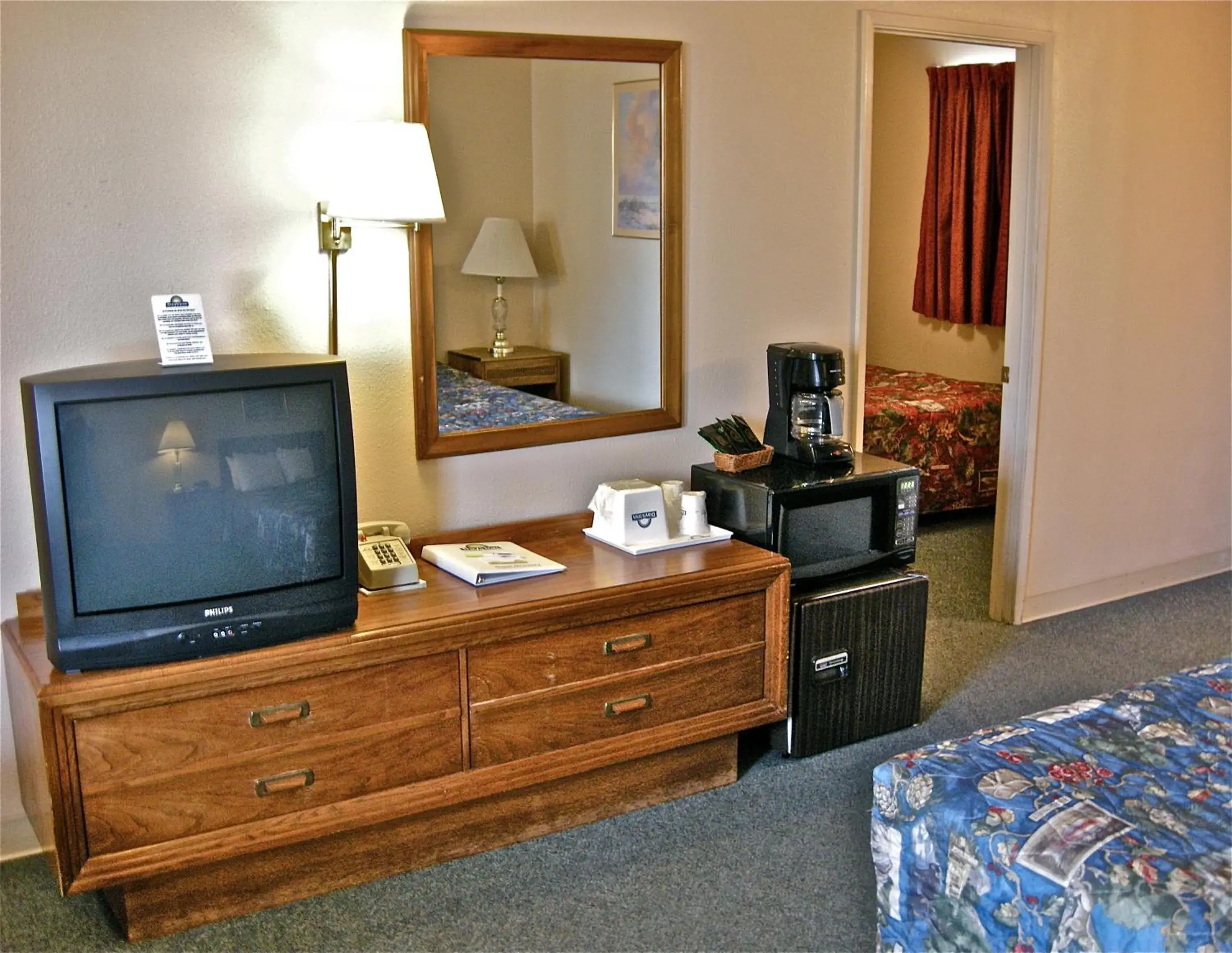 TV and multimedia, Bed in Days Inn by Wyndham Burns TV and multimedia, Bed in Days Inn by Wyndham Burns