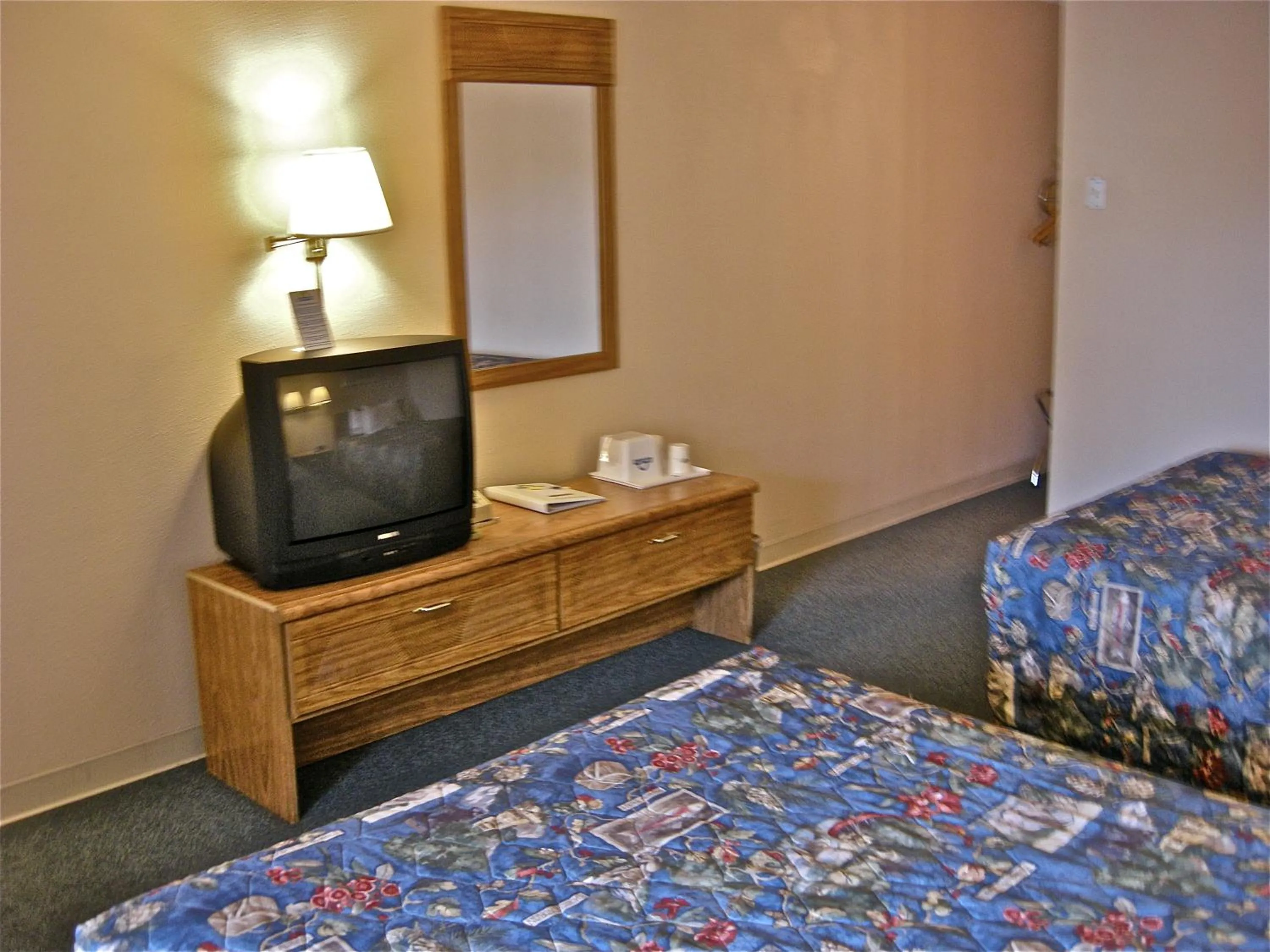 TV and multimedia, Bed in Days Inn by Wyndham Burns