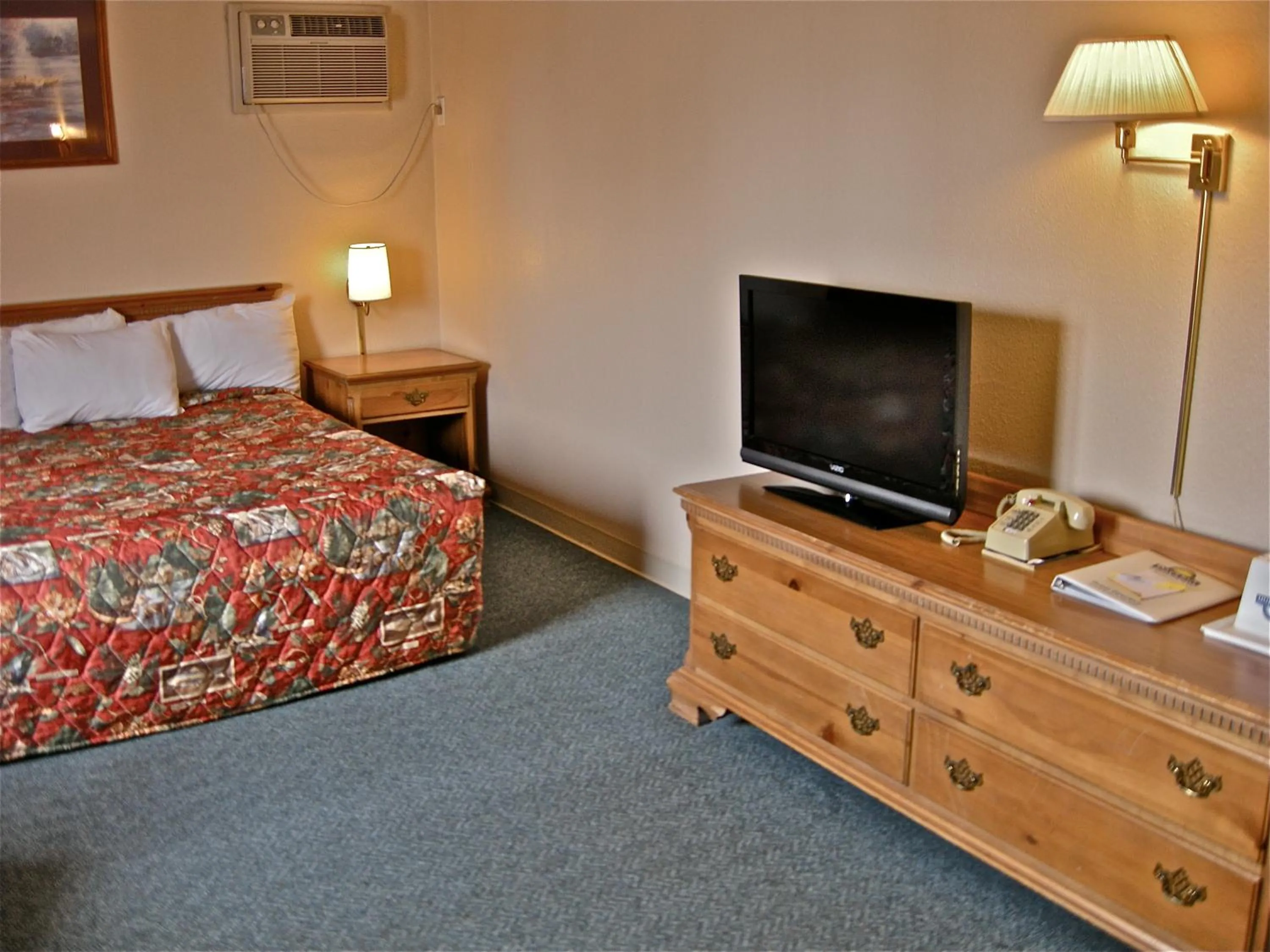 TV and multimedia, Bed in Days Inn by Wyndham Burns