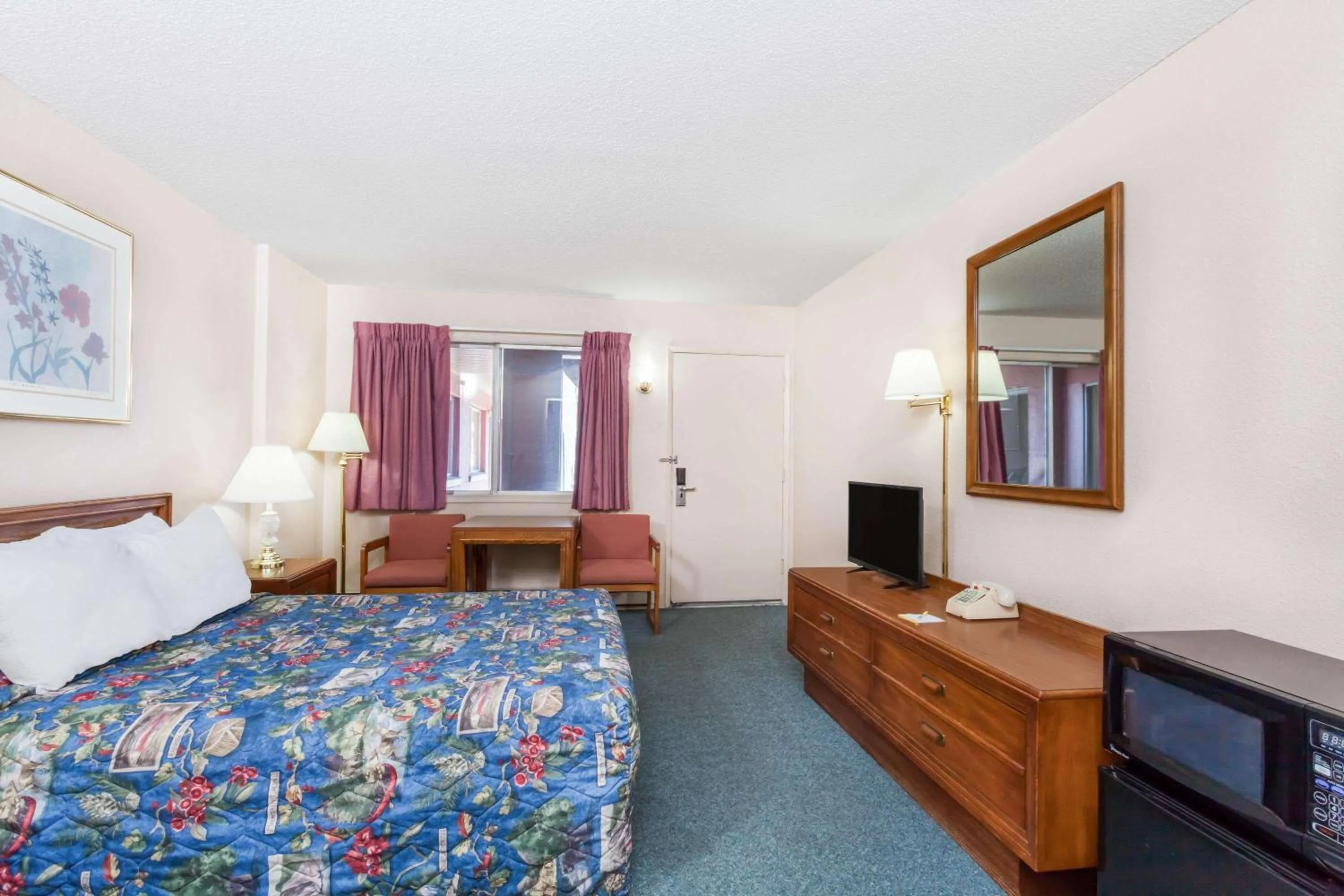 Photo of the whole room, Bed in Days Inn by Wyndham Burns