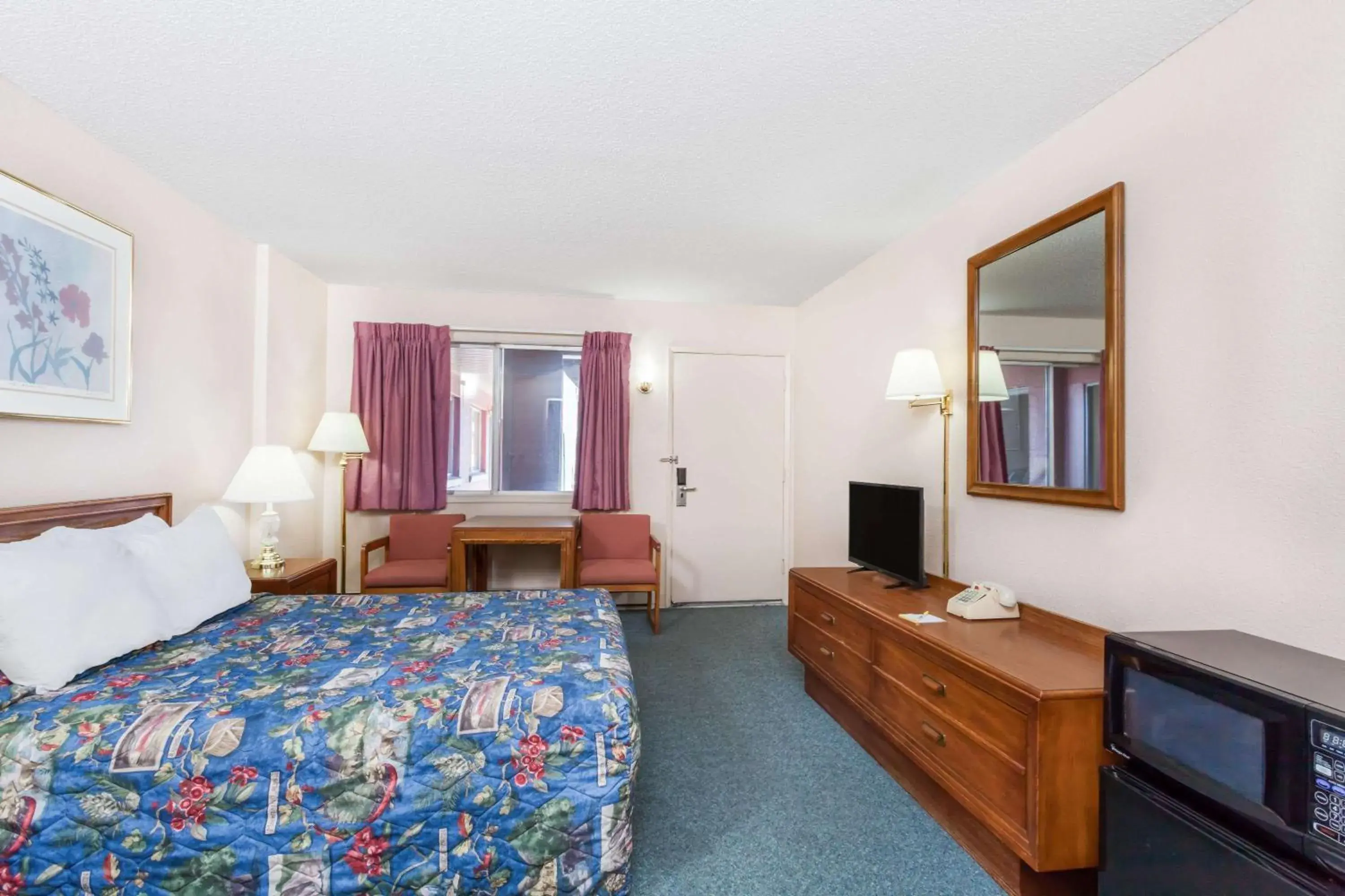 Photo of the whole room, Bed in Days Inn by Wyndham Burns Photo of the whole room, Bed in Days Inn by Wyndham Burns