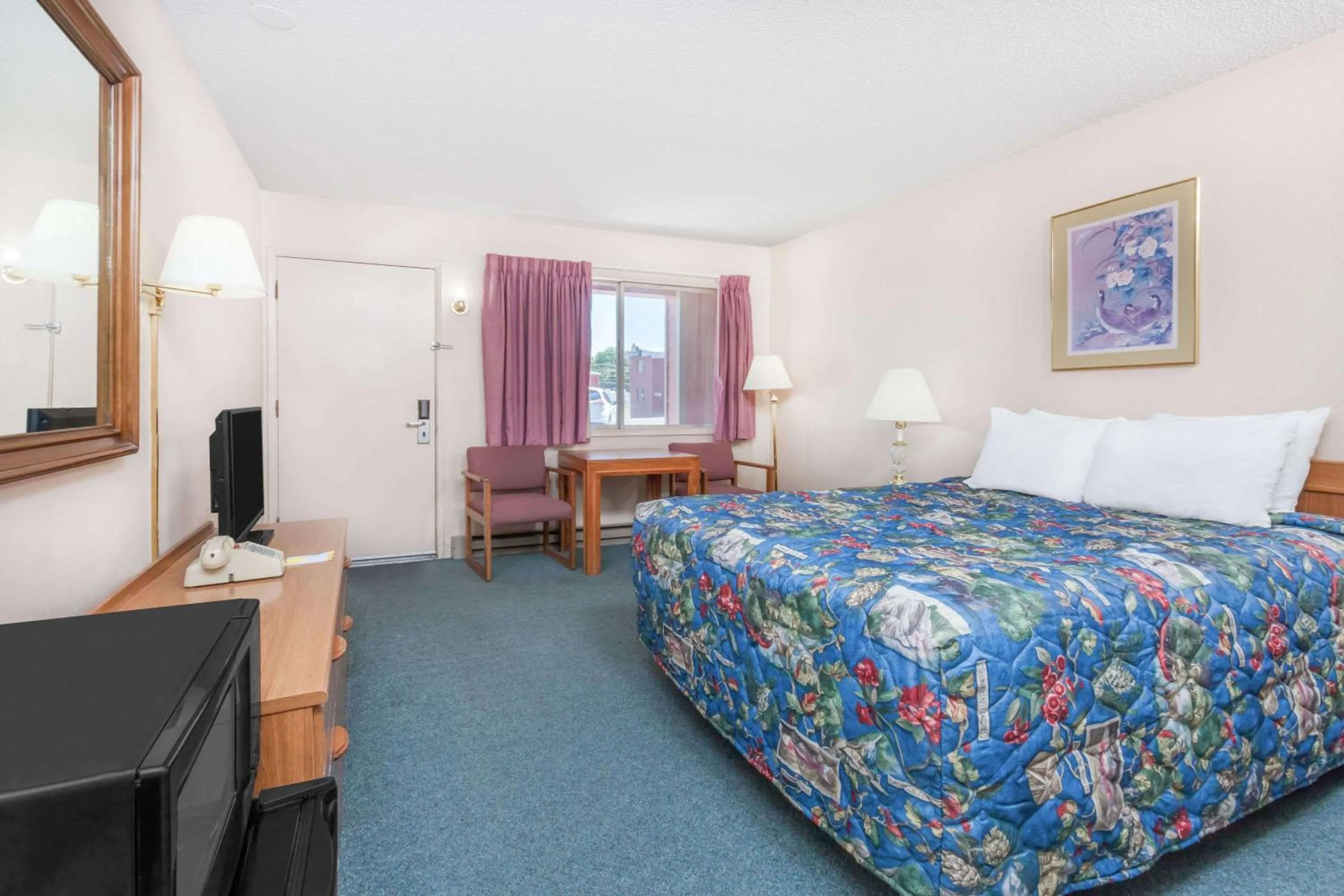 Photo of the whole room, Bed in Days Inn by Wyndham Burns