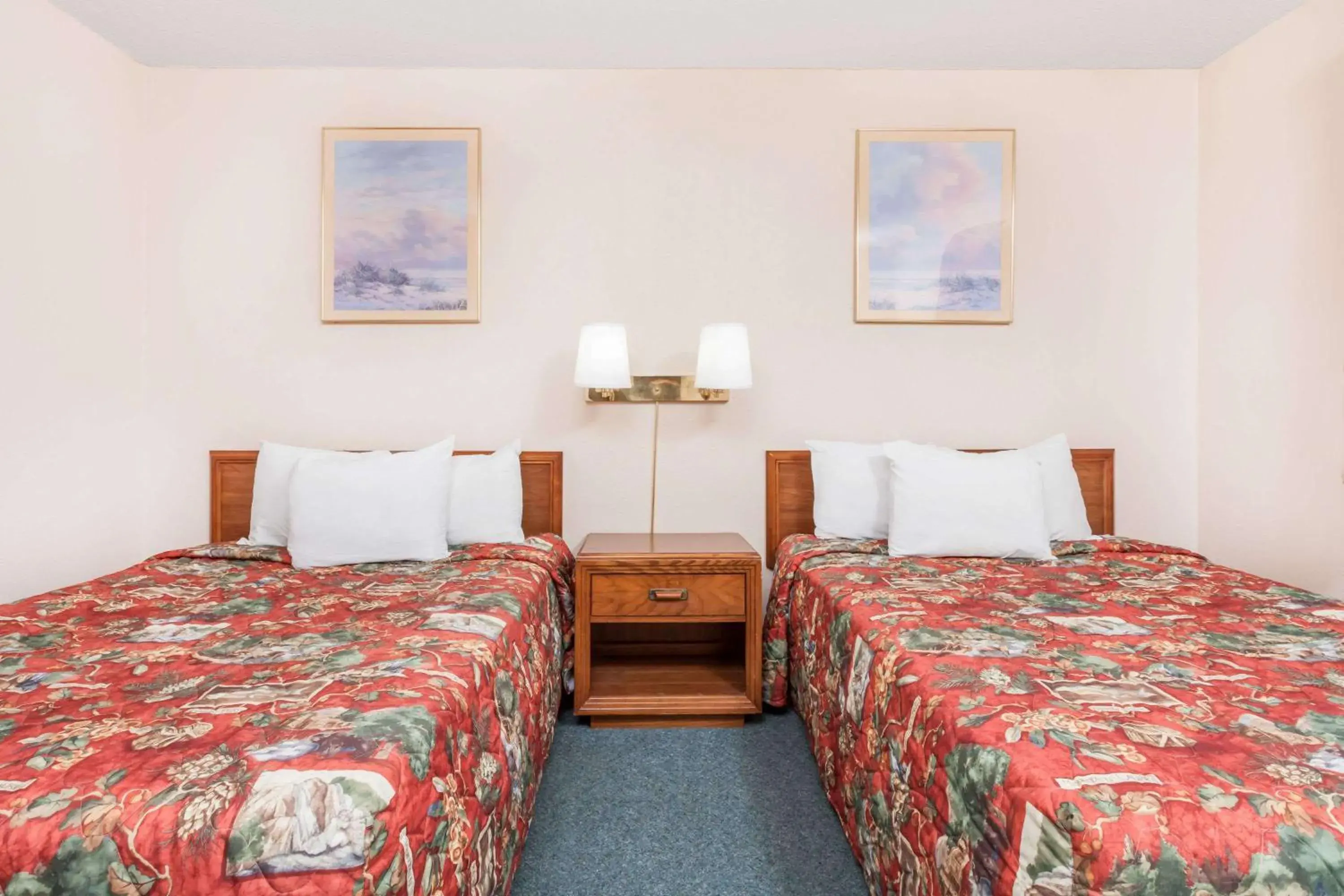 Photo of the whole room, Bed in Days Inn by Wyndham Burns Photo of the whole room, Bed in Days Inn by Wyndham Burns