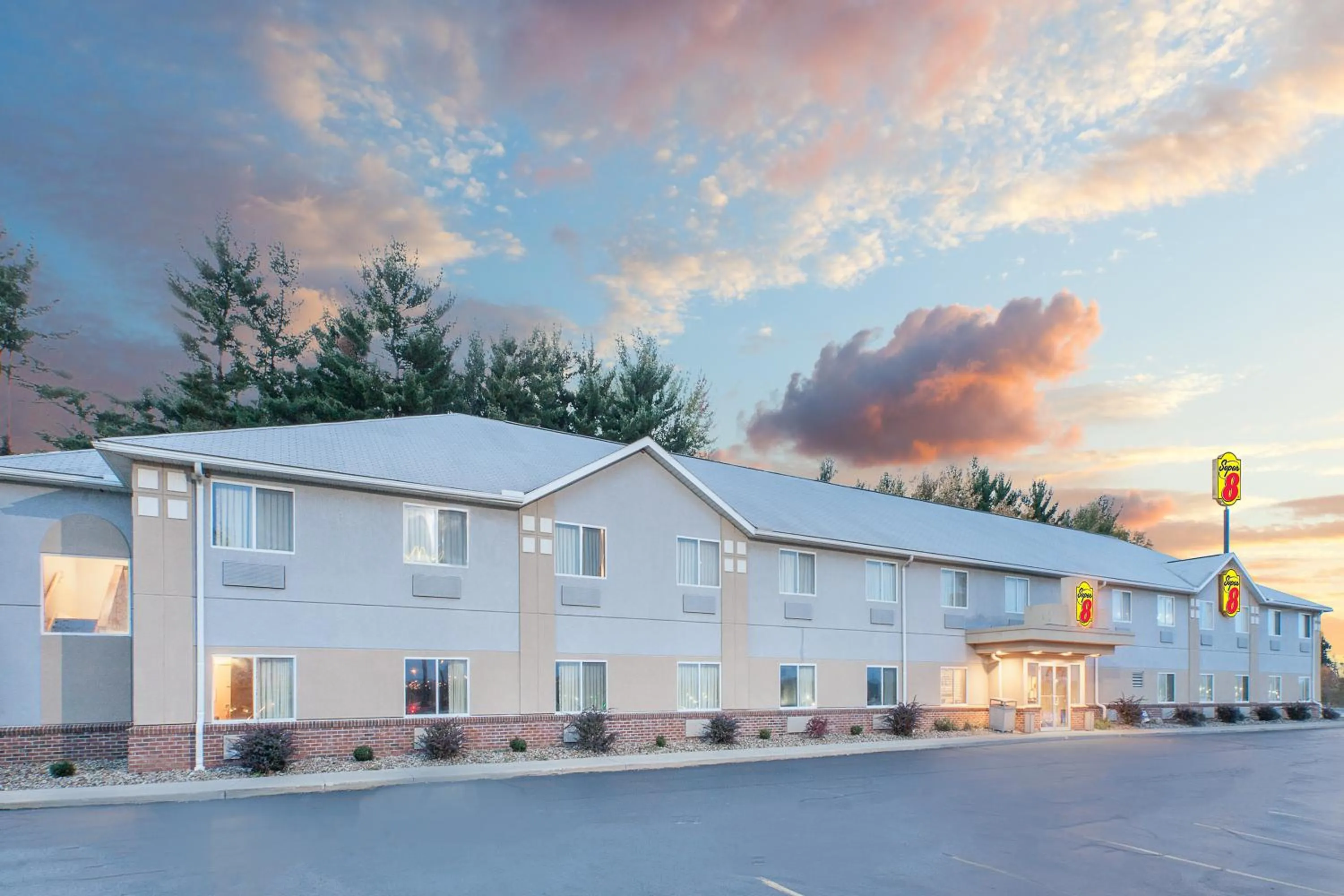 Facade/entrance in Super 8 by Wyndham Seville