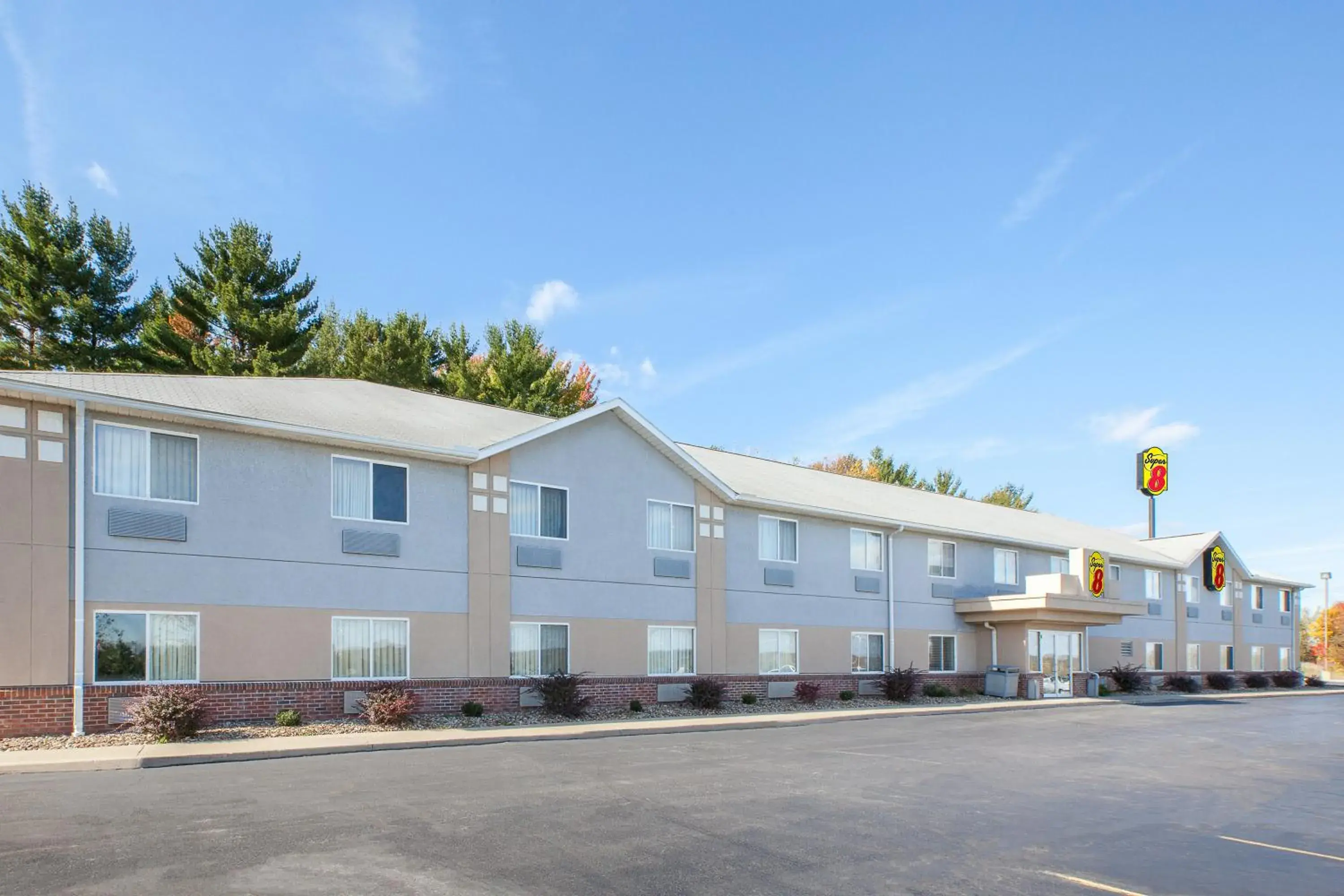 Facade/entrance in Super 8 by Wyndham Seville Facade/entrance in Super 8 by Wyndham Seville