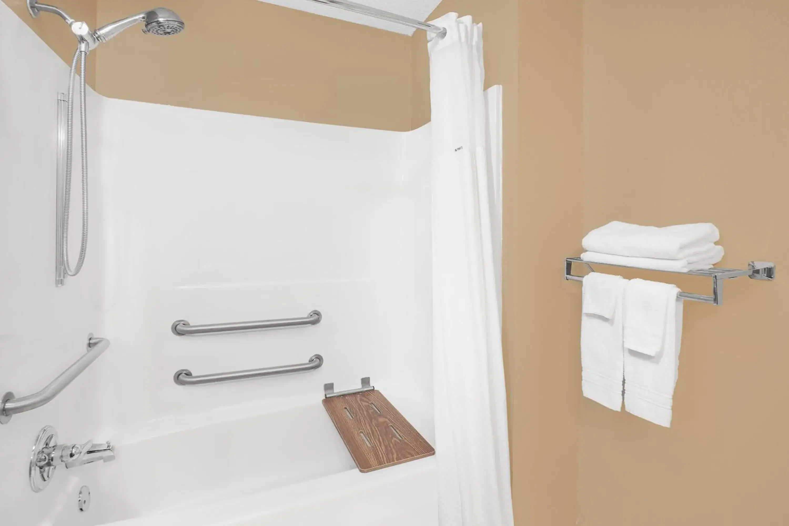 Queen Room - Disability Access - Non-Smoking in Super 8 by Wyndham Seville Queen Room - Disability Access - Non-Smoking in Super 8 by Wyndham Seville