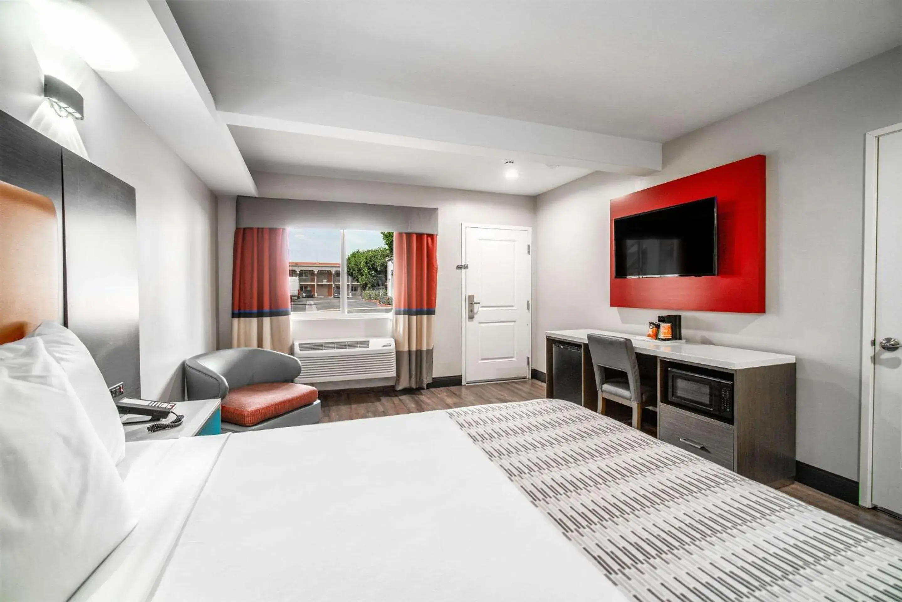 Bedroom, Bed in Rodeway Inn South Gate - Los Angeles South Bedroom, Bed in Rodeway Inn South Gate - Los Angeles South