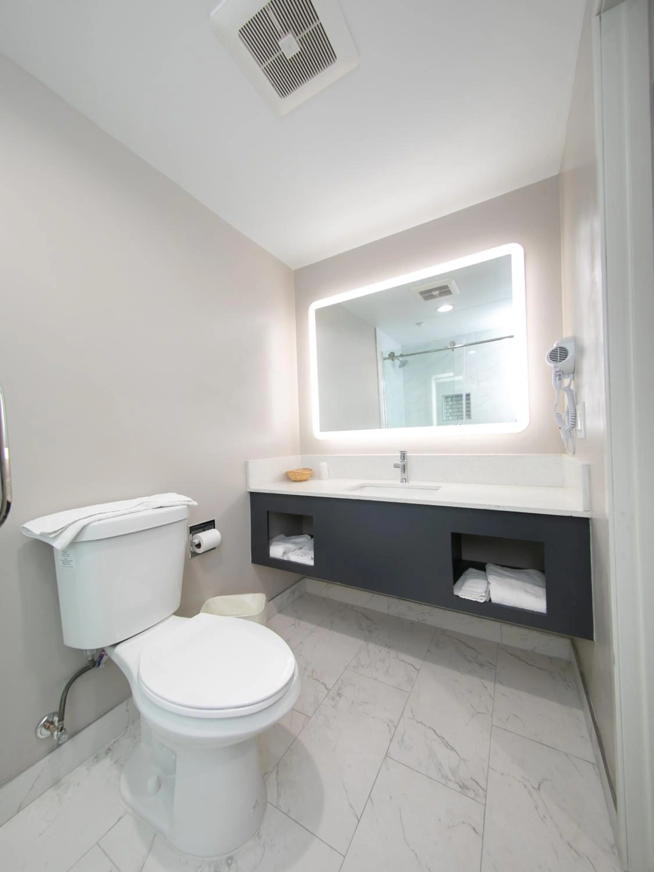 Toilet in Rodeway Inn South Gate - Los Angeles South