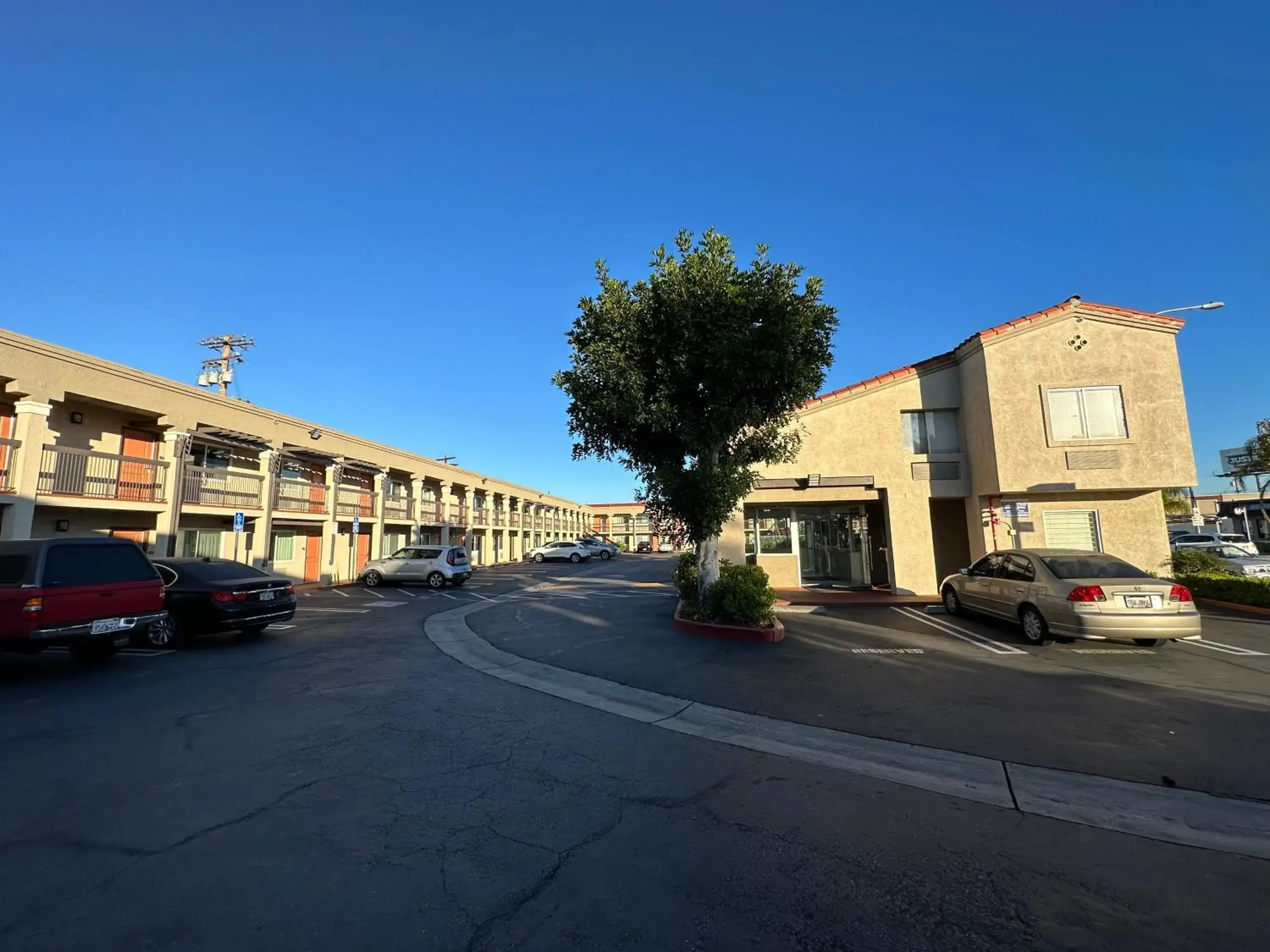 Property building in Rodeway Inn South Gate - Los Angeles South Property building in Rodeway Inn South Gate - Los Angeles South