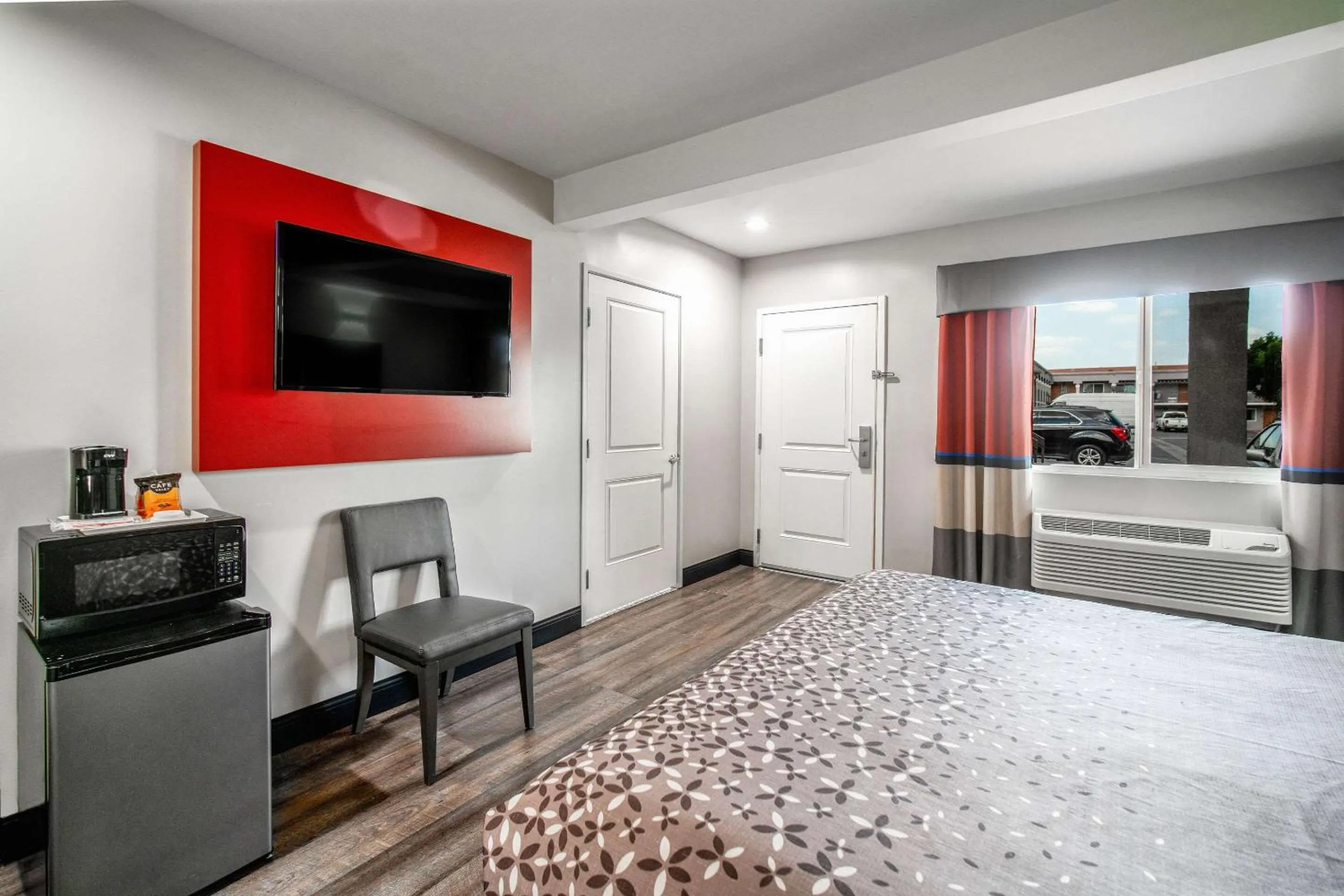 Bedroom, Bed in Rodeway Inn South Gate - Los Angeles South