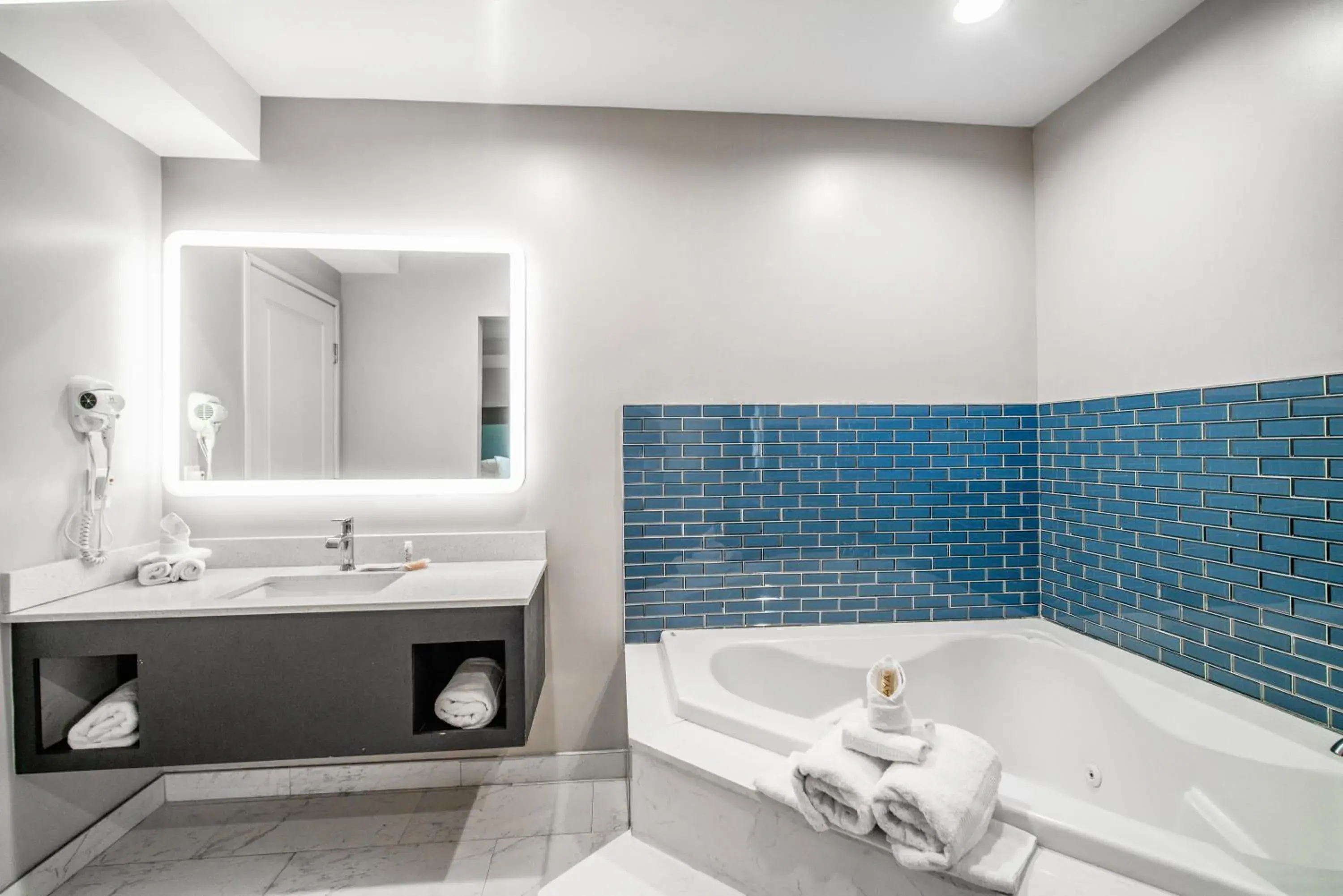 King Size Bed with Jacuzzi in Rodeway Inn South Gate - Los Angeles South King Size Bed with Jacuzzi in Rodeway Inn South Gate - Los Angeles South