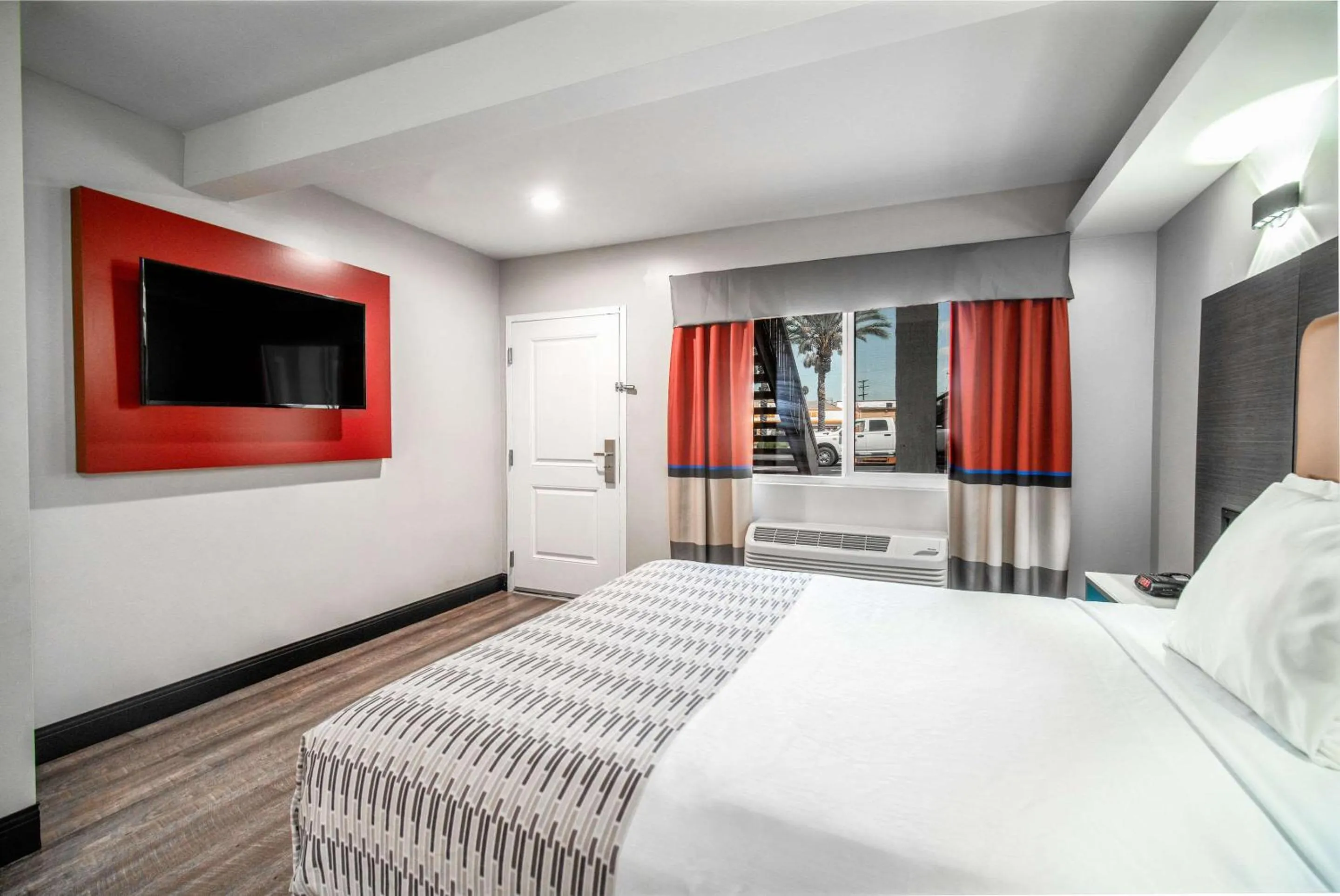 Bedroom, Bed in Rodeway Inn South Gate - Los Angeles South