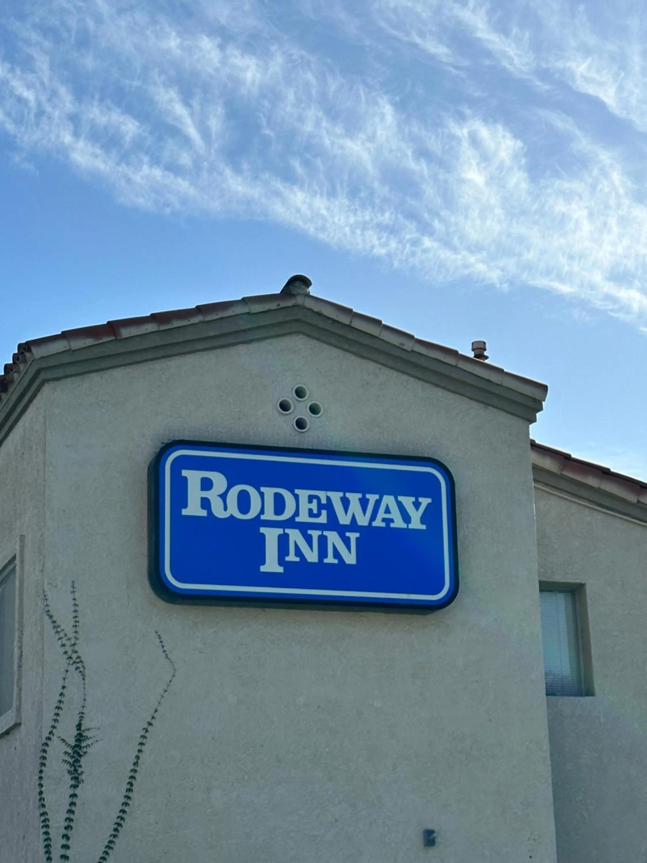 Logo/Certificate/Sign in Rodeway Inn South Gate - Los Angeles South