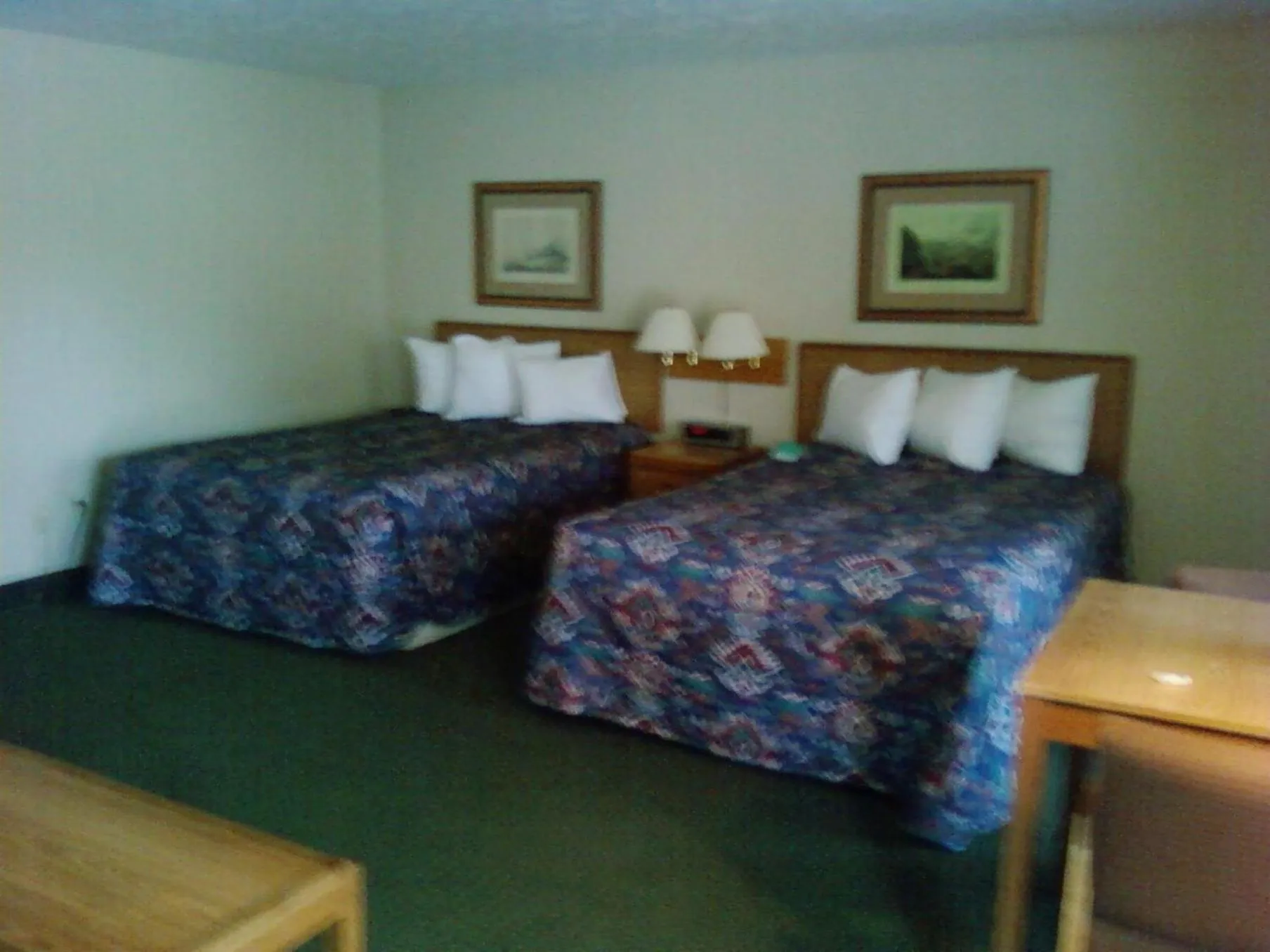Photo of the whole room, Bed in Will Rogers Inn