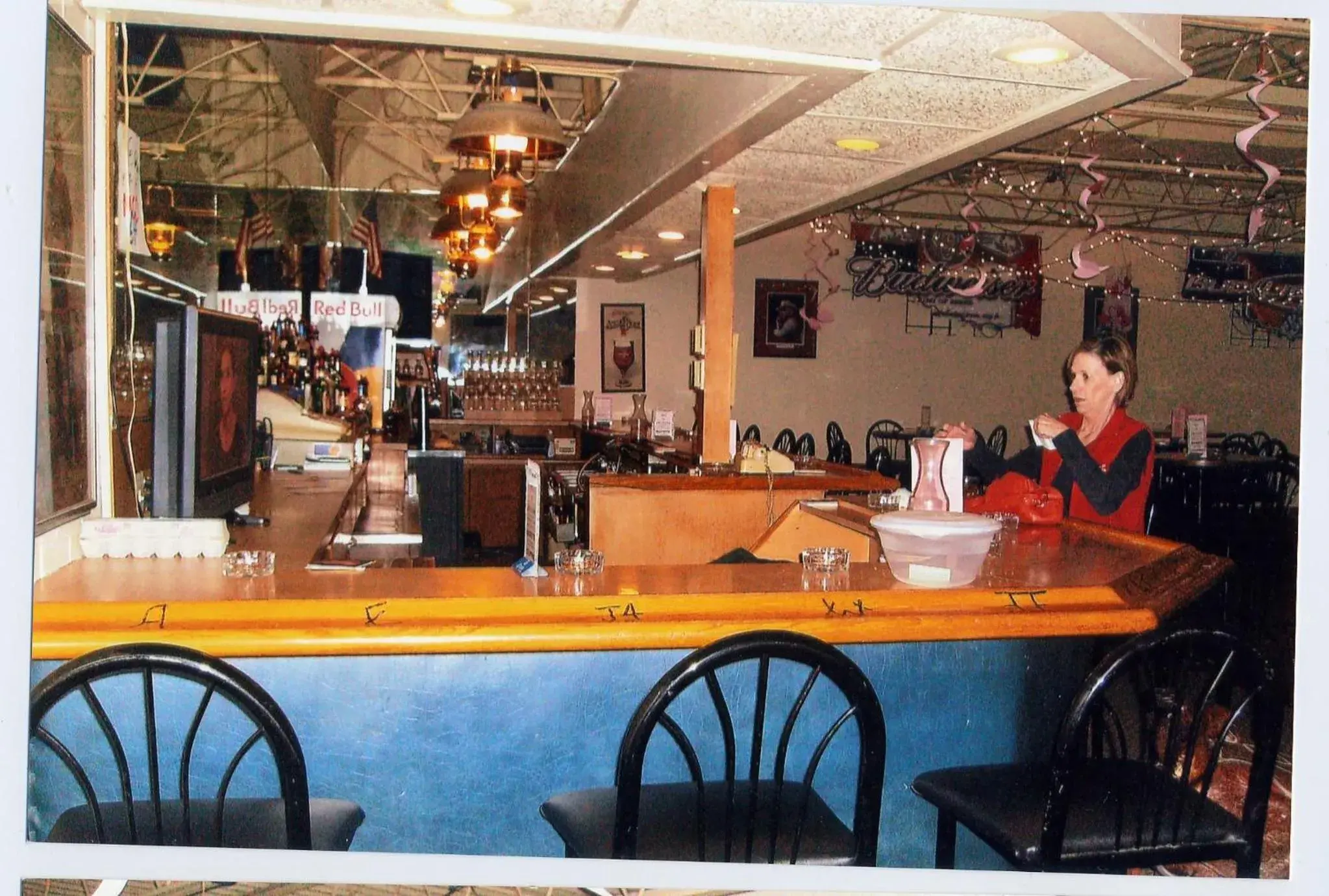Lounge or bar in Will Rogers Inn Lounge or bar in Will Rogers Inn