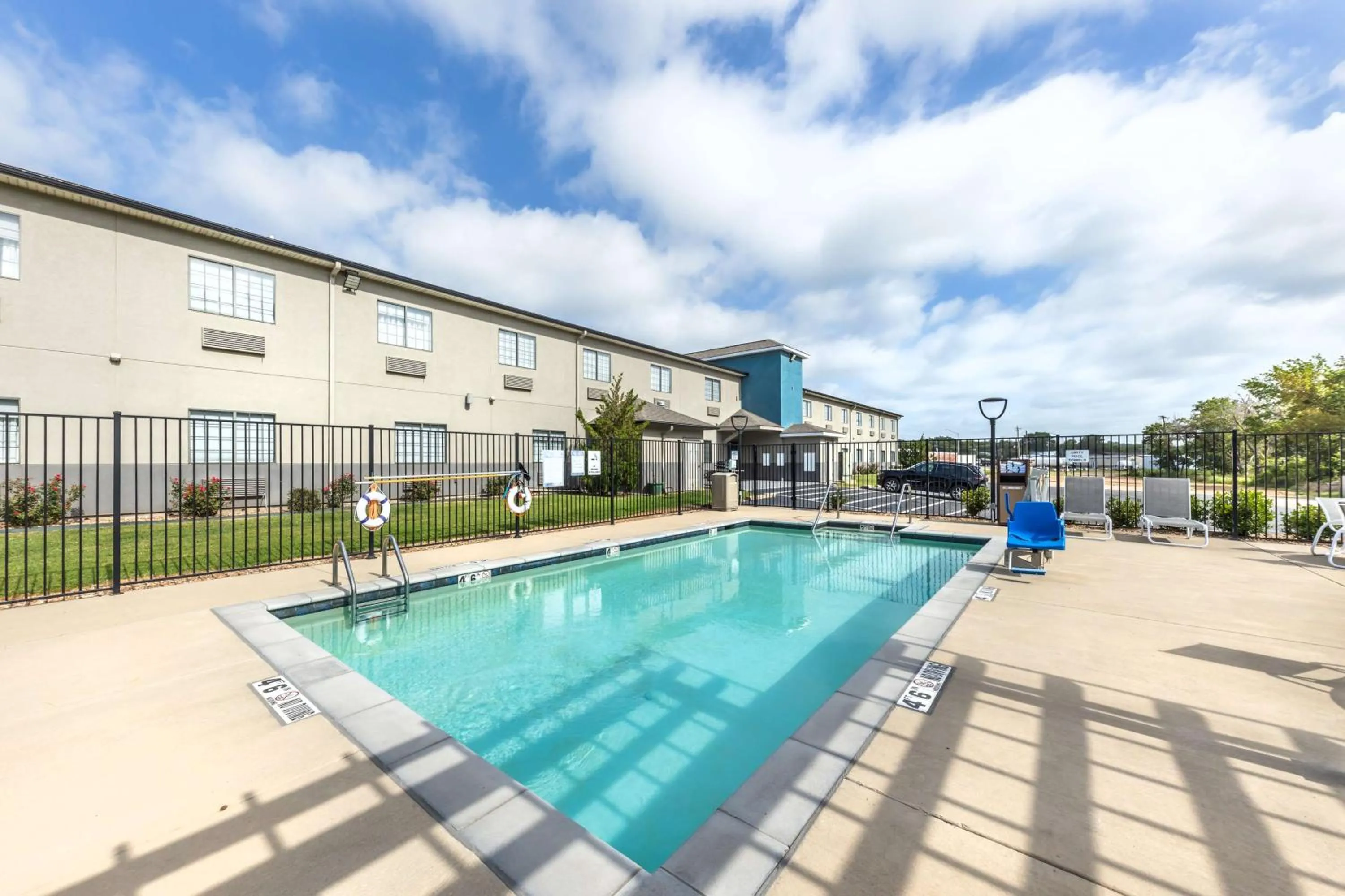 Pool view in Best Western Atoka Inn & Suites