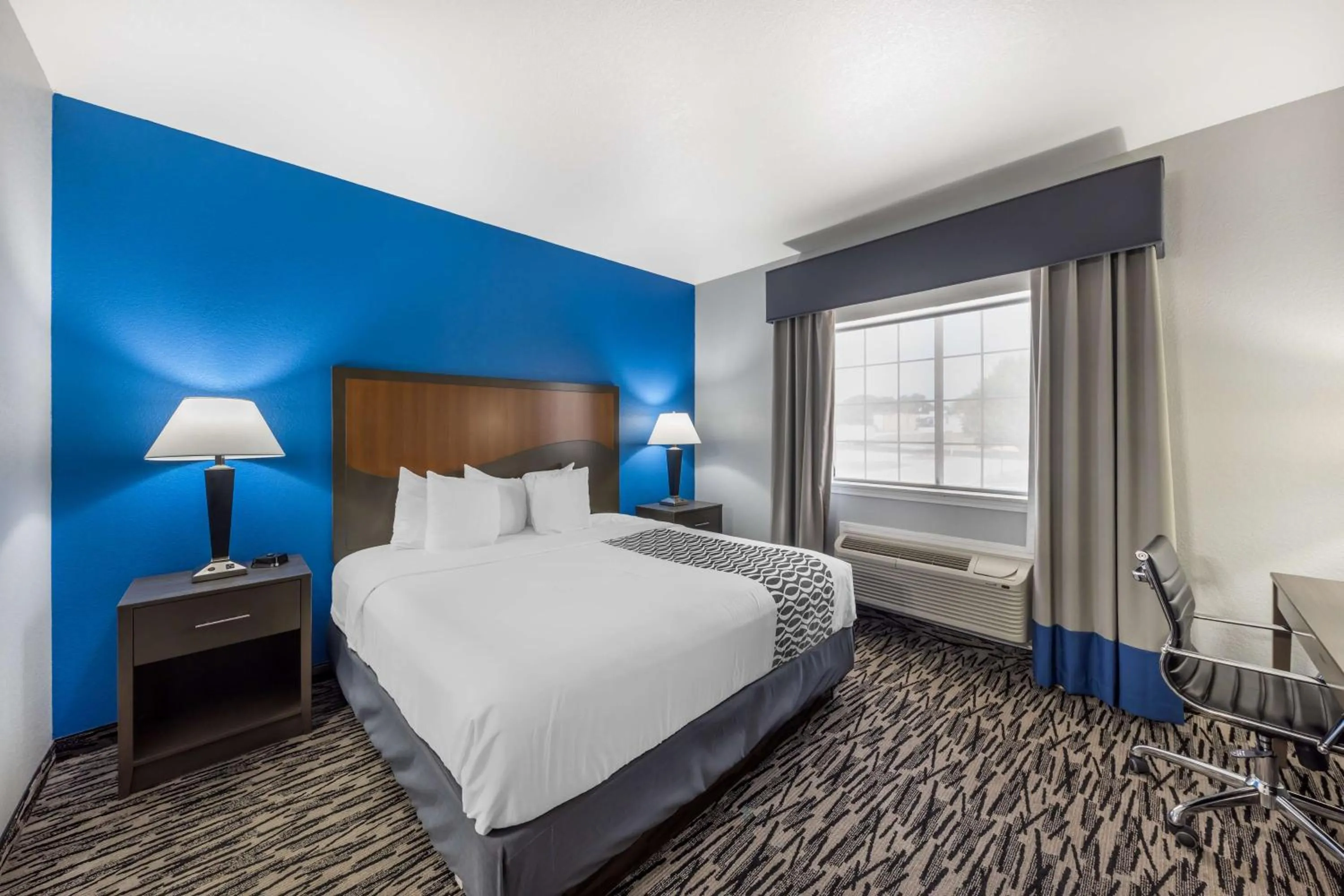 Photo of the whole room, Bed in Best Western Atoka Inn & Suites