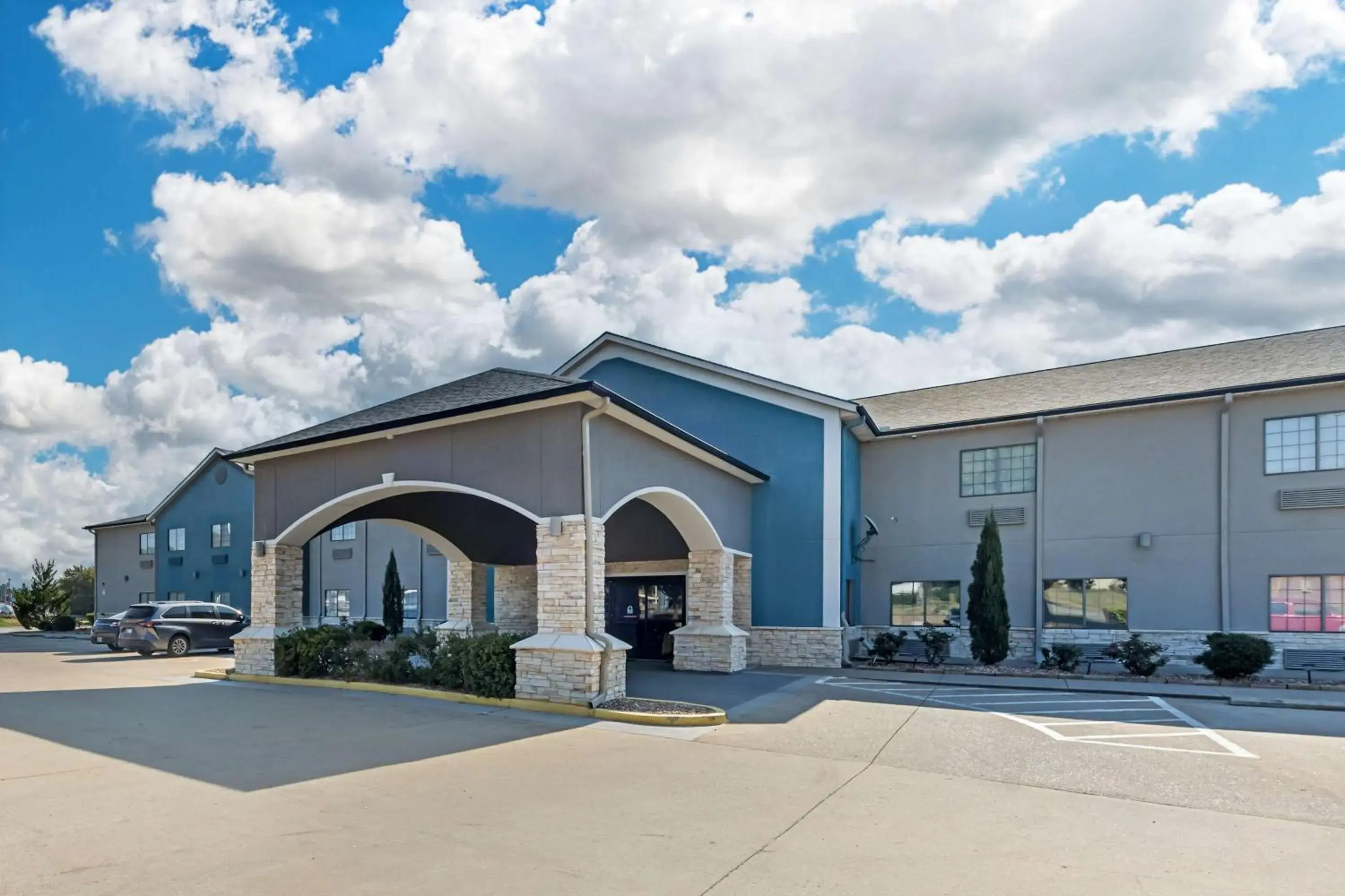Property building in Best Western Atoka Inn & Suites Property building in Best Western Atoka Inn & Suites