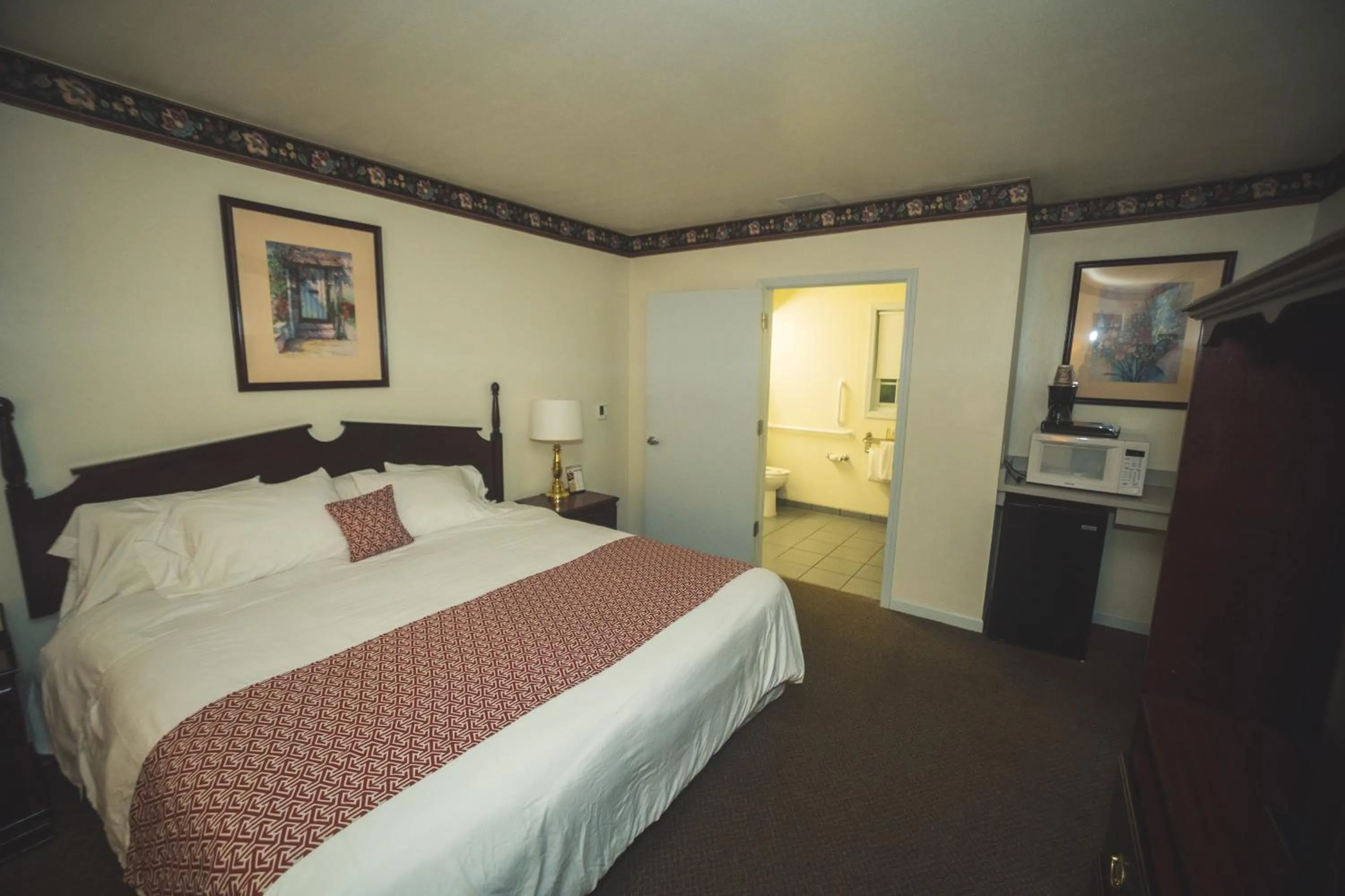 Photo of the whole room, Bed in The Chalet Motel