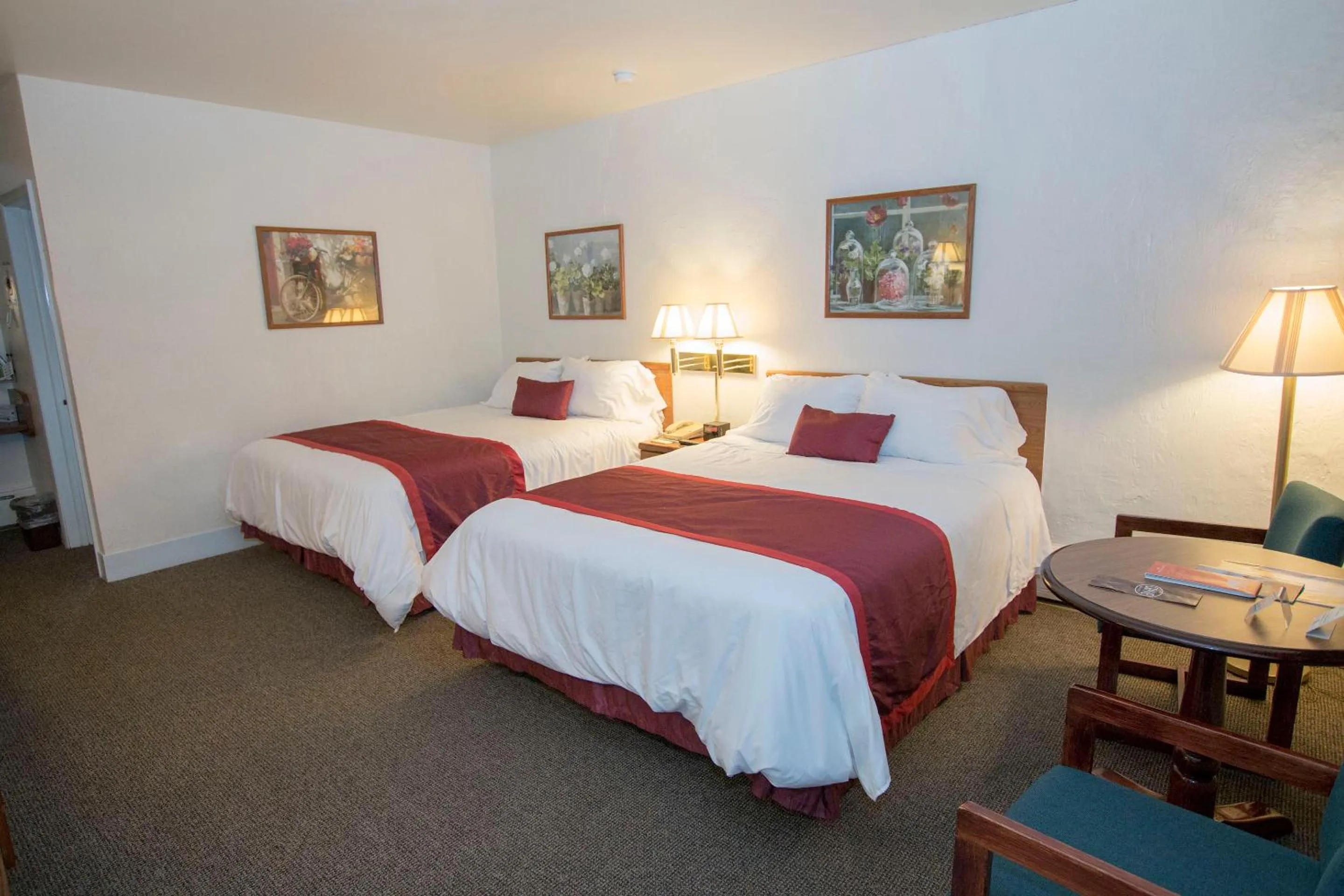 Bed in The Chalet Motel