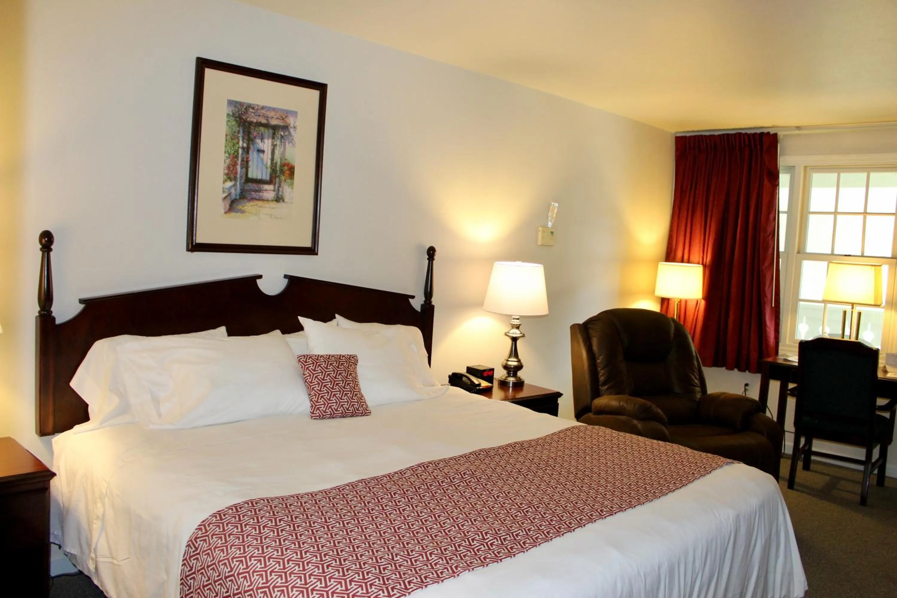 Bed in The Chalet Motel