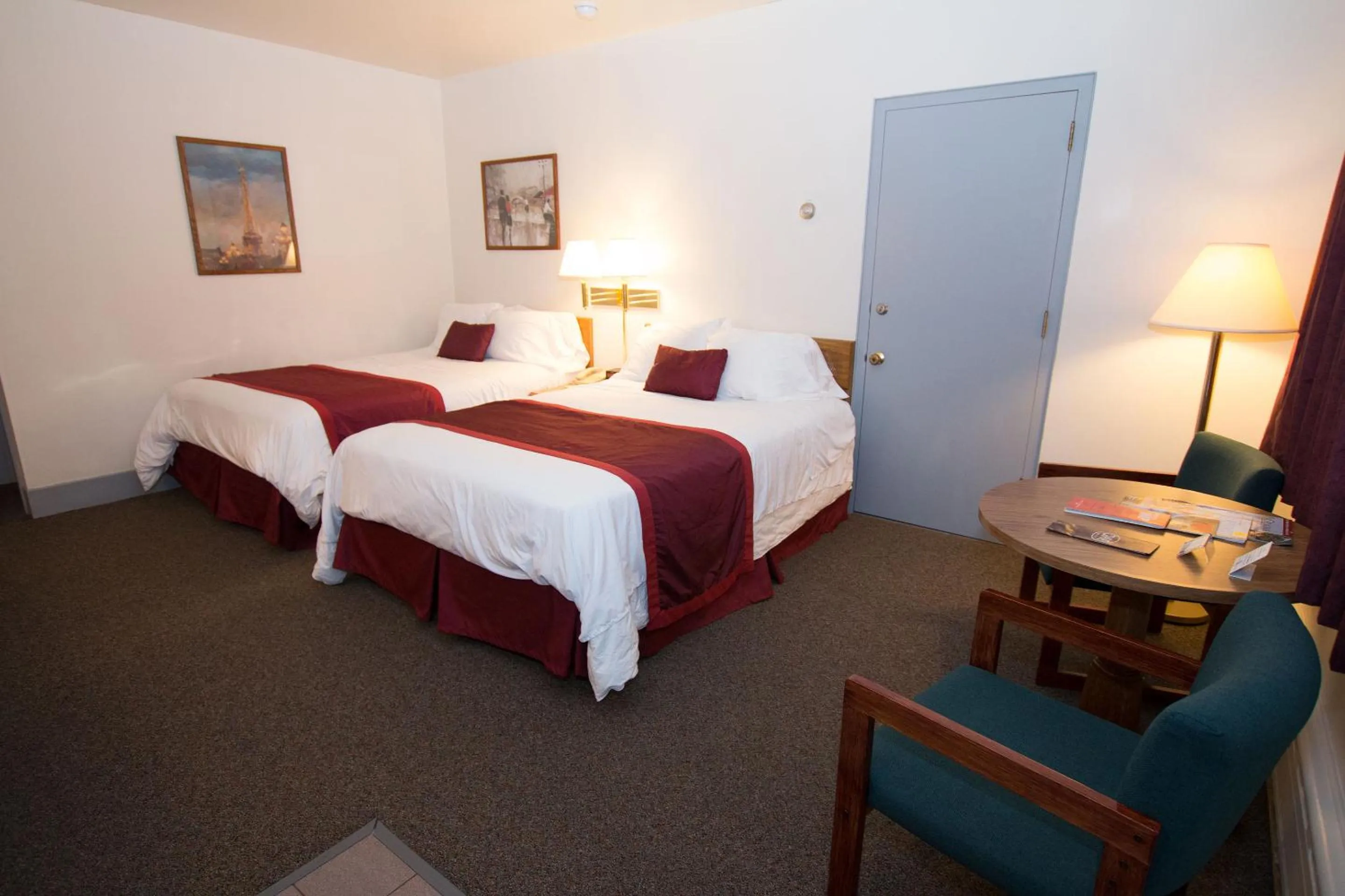 Bed in The Chalet Motel