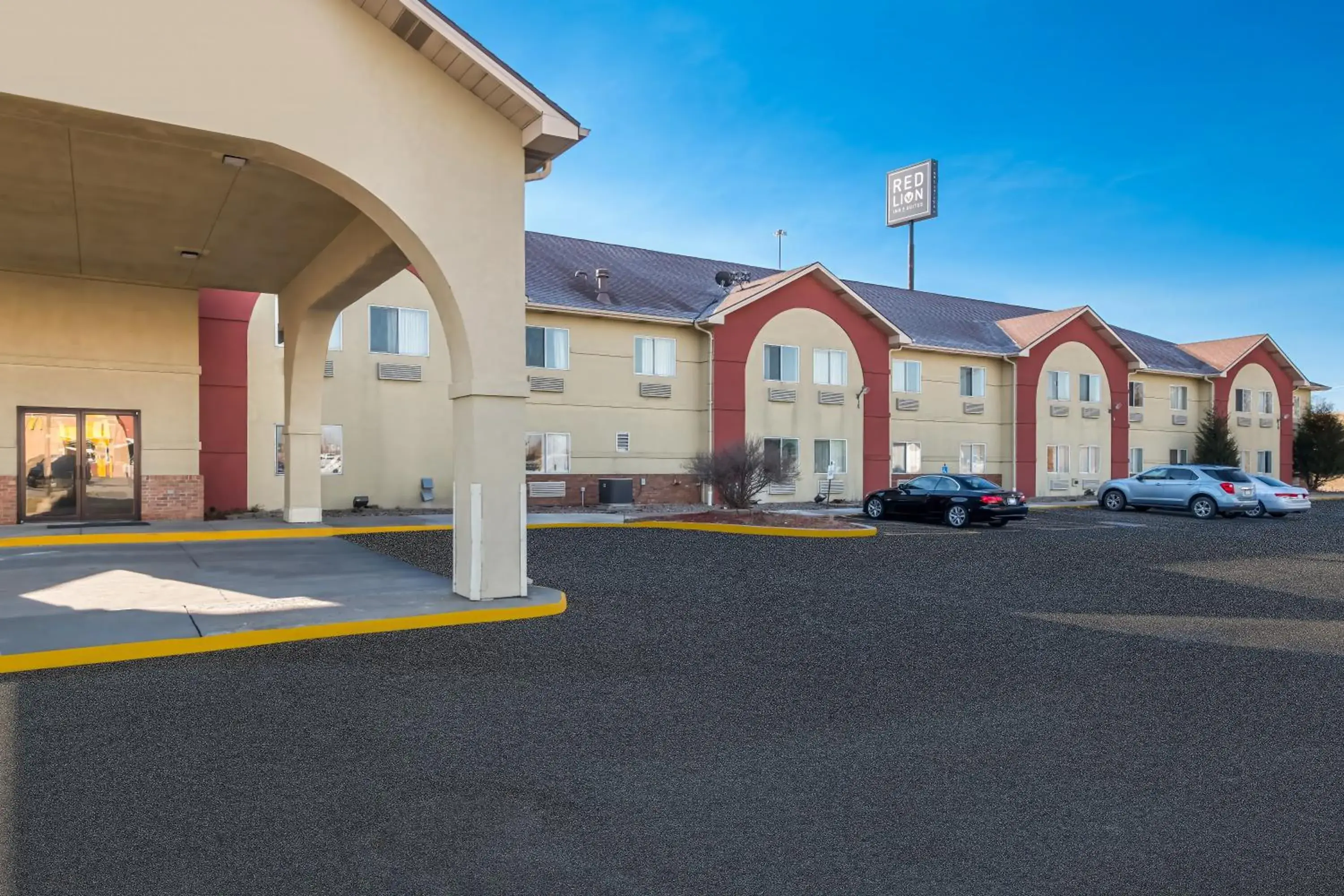 Property building in Red Lion Inn & Suites Gretna - Omaha SW Property building in Red Lion Inn & Suites Gretna - Omaha SW