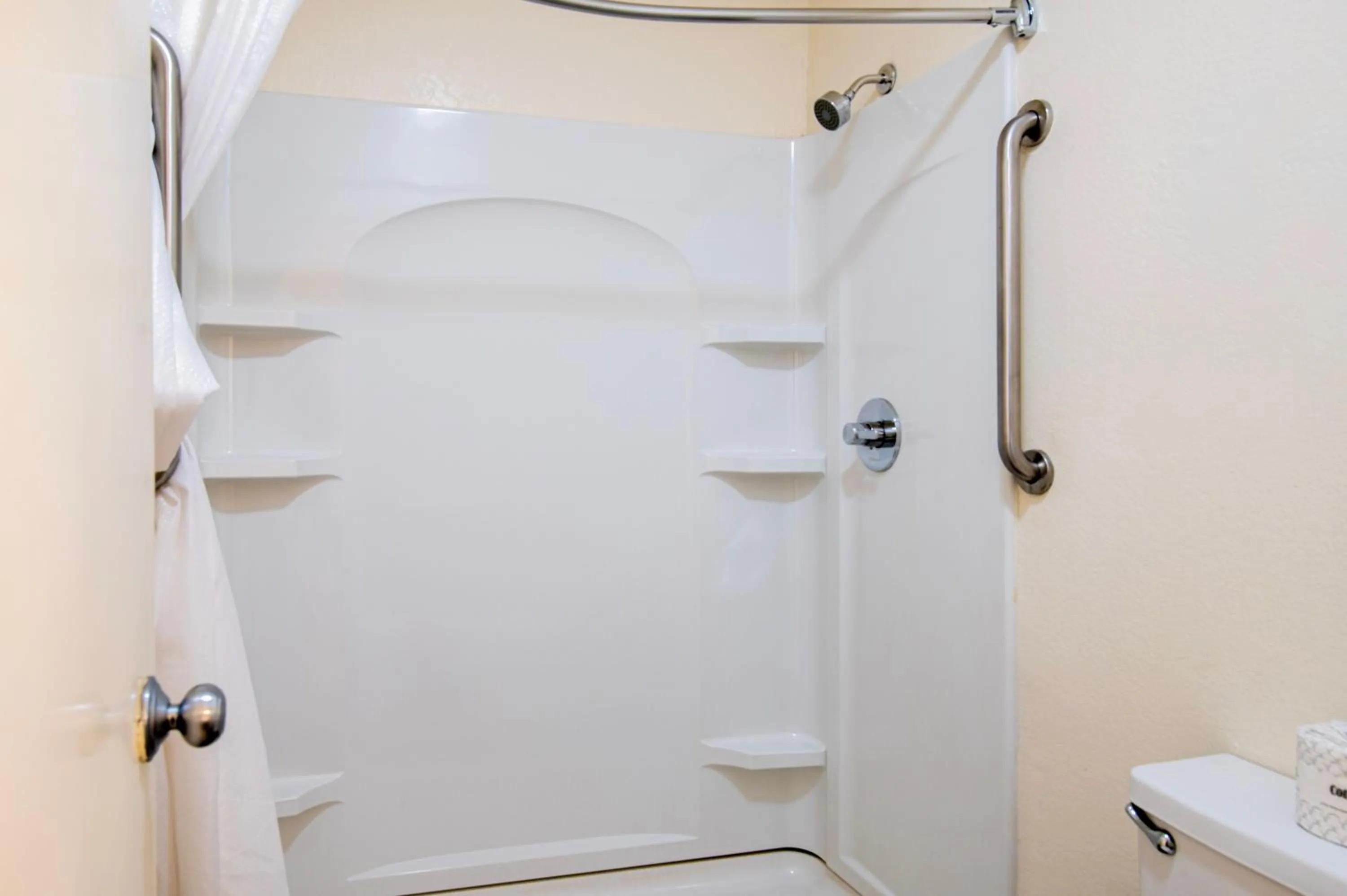 Bathroom in Lake View Inn