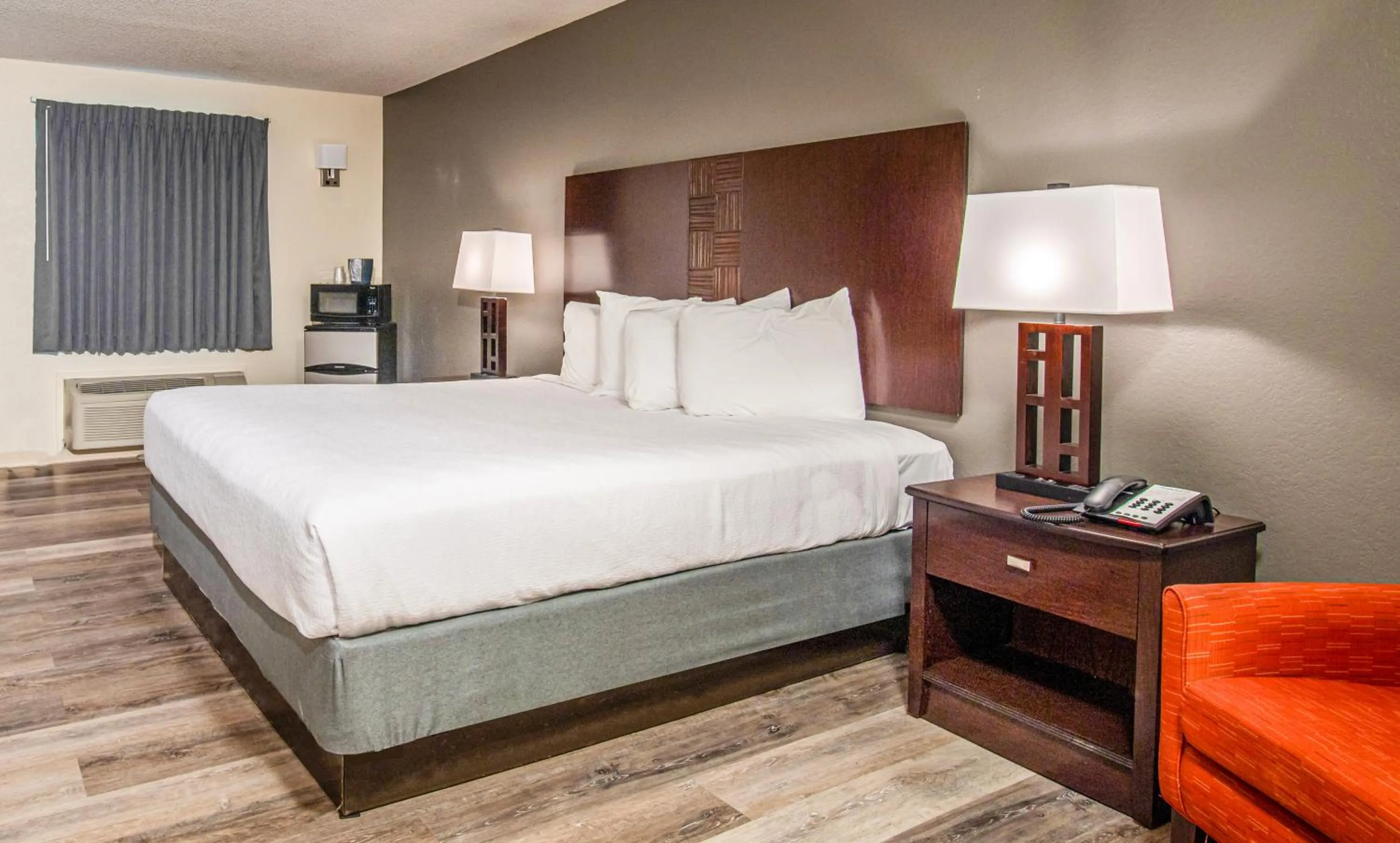 Bedroom, Bed in Lake View Inn