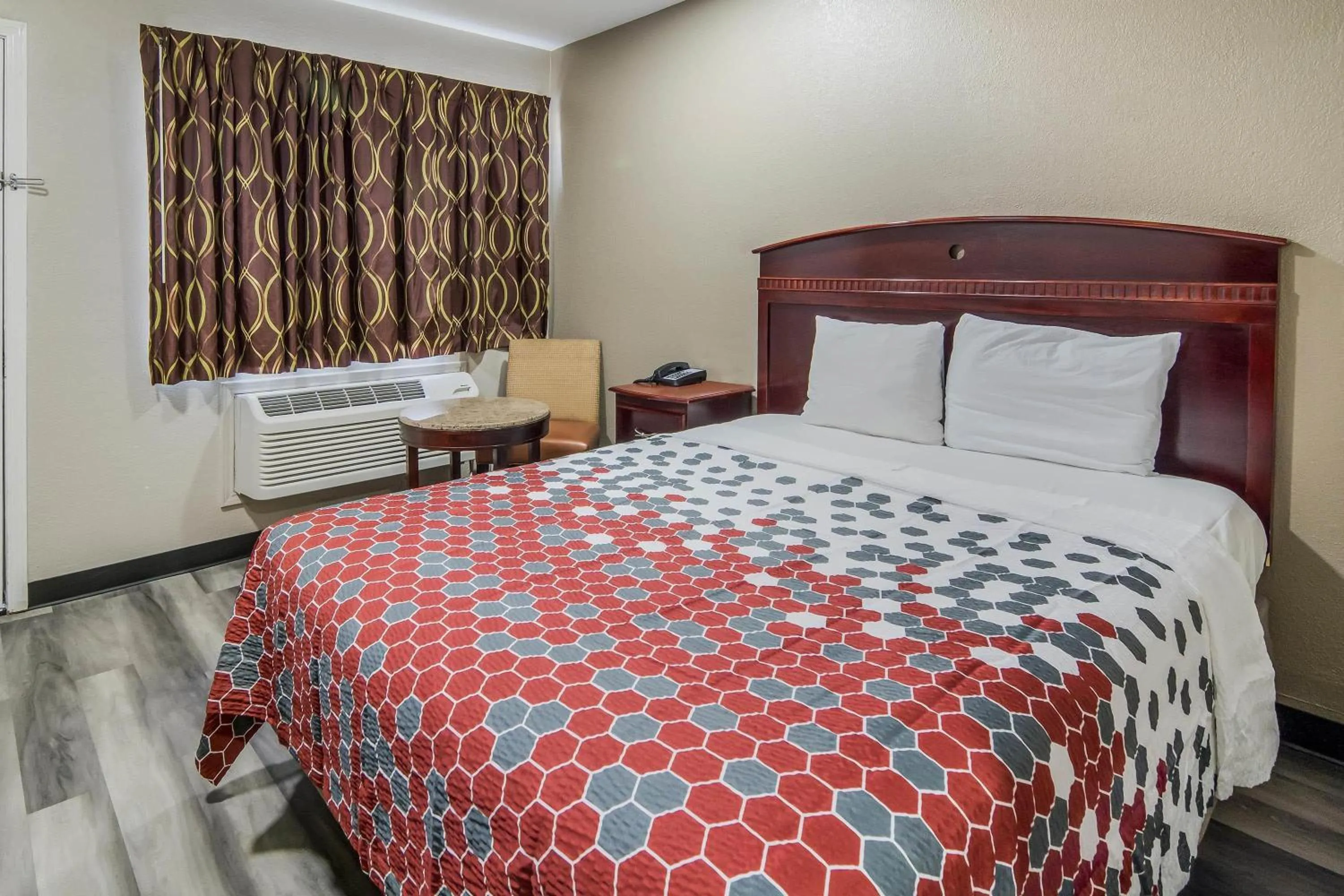 Photo of the whole room, Bed in Super 8 by Wyndham Waco North I-35