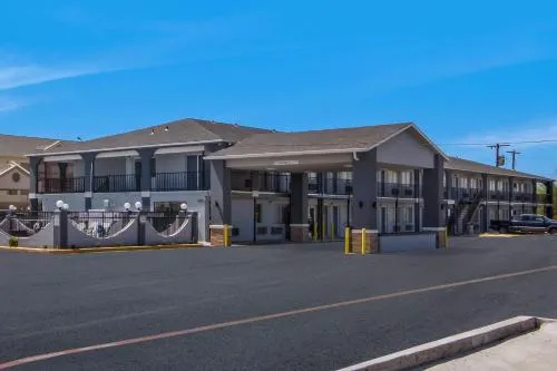 Super 8 by Wyndham Waco North I-35