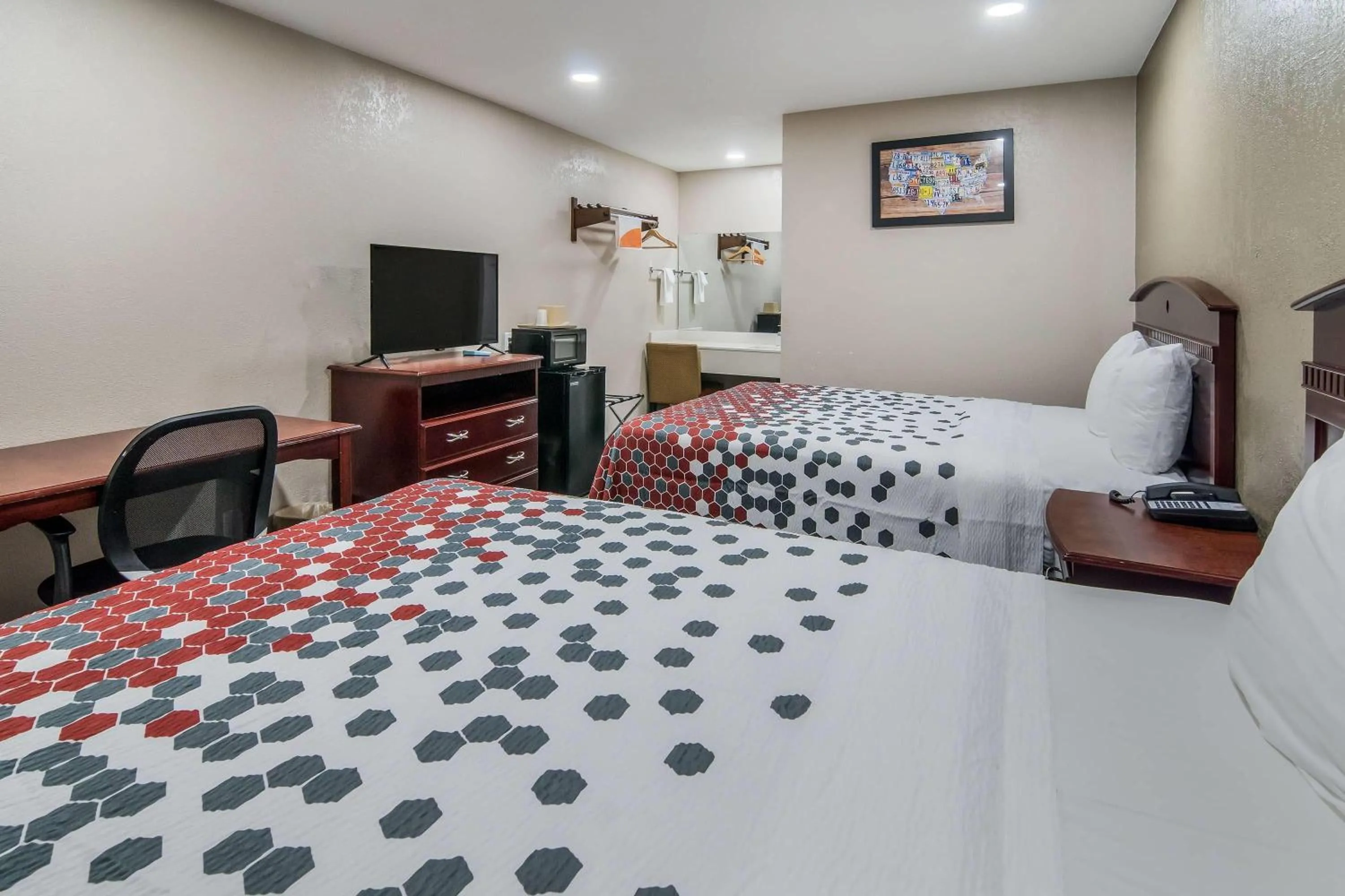 Photo of the whole room, Bed in Super 8 by Wyndham Waco North I-35