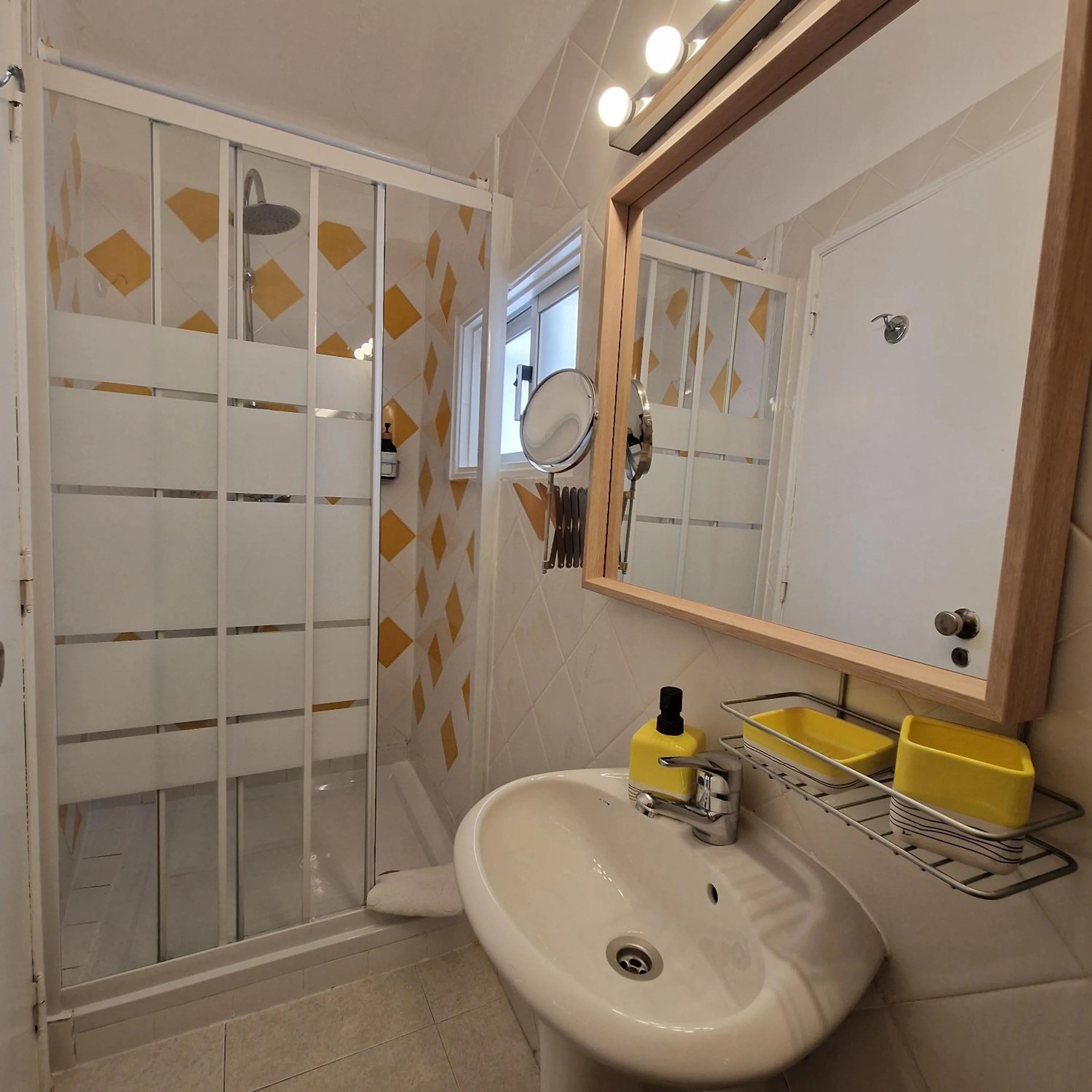 Shower in Bea's Bed & Breakfast