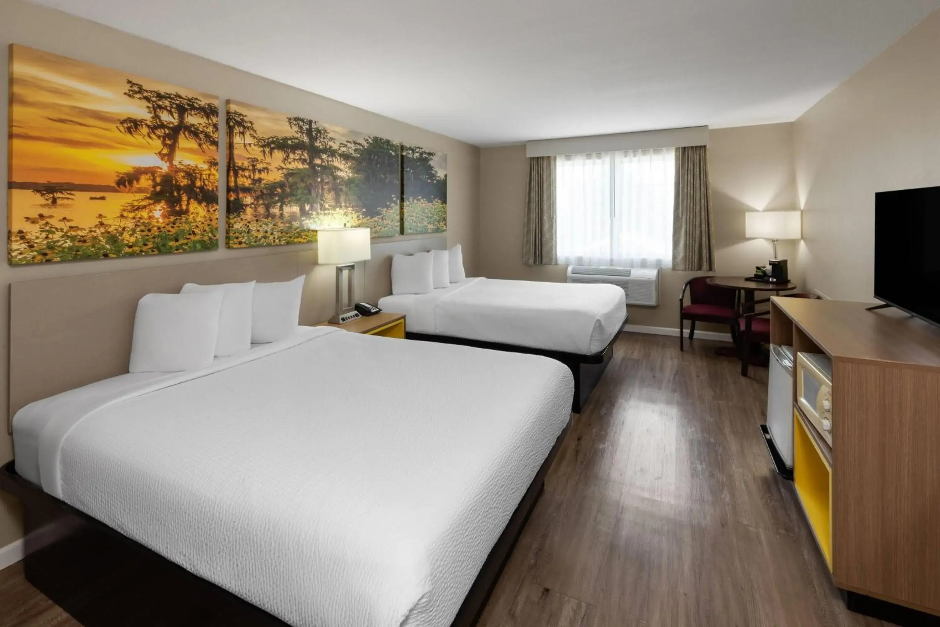 Queen Room with Two Queen Beds - Smoking in Days Inn by Wyndham Mountain Home Queen Room with Two Queen Beds - Smoking in Days Inn by Wyndham Mountain Home