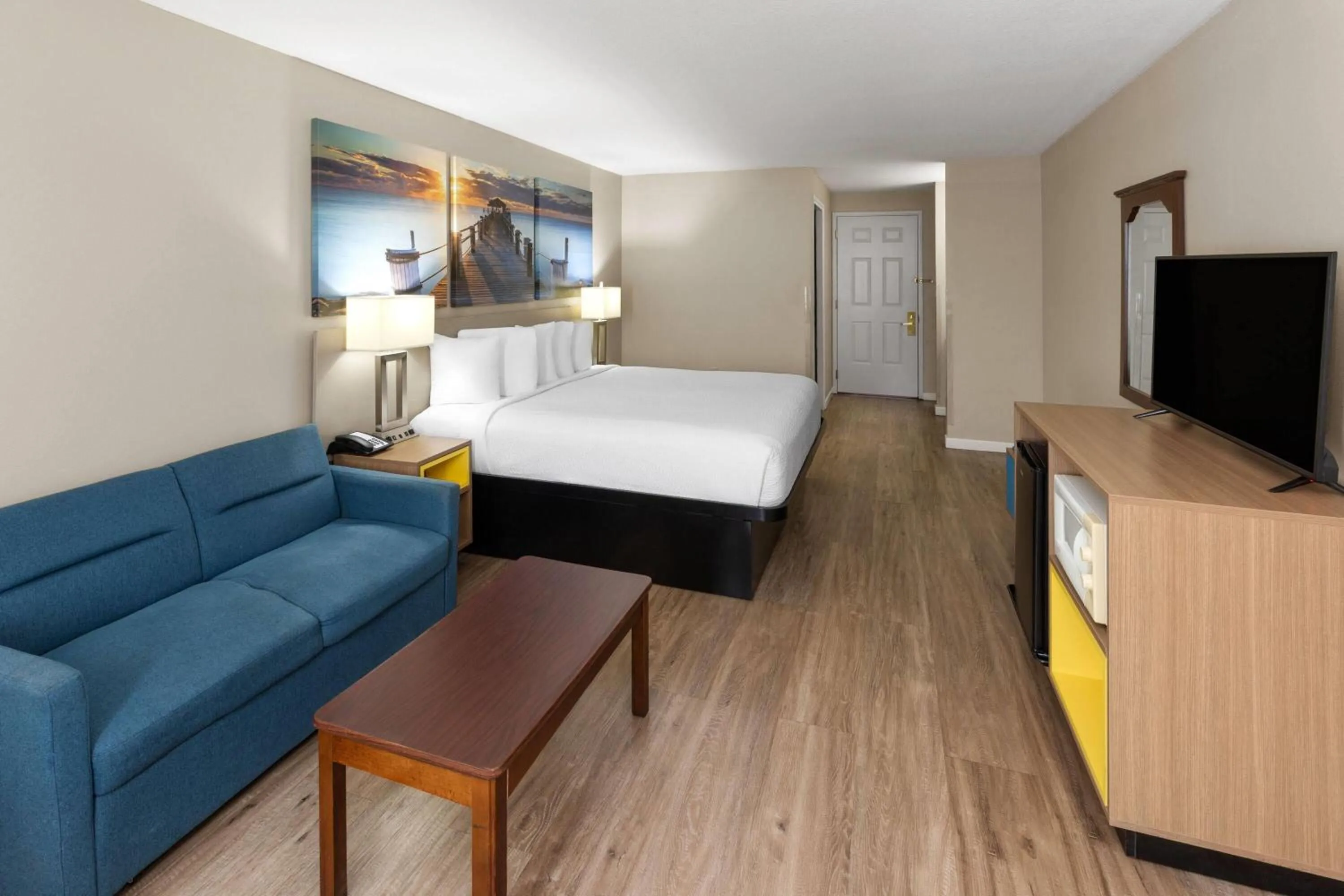 Photo of the whole room, Bed in Days Inn by Wyndham Mountain Home