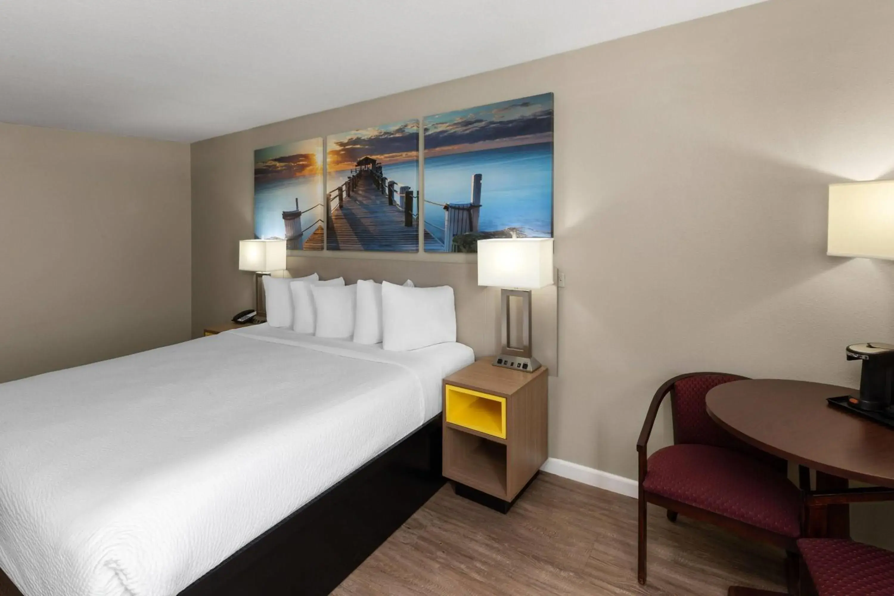 Photo of the whole room, Bed in Days Inn by Wyndham Mountain Home Photo of the whole room, Bed in Days Inn by Wyndham Mountain Home