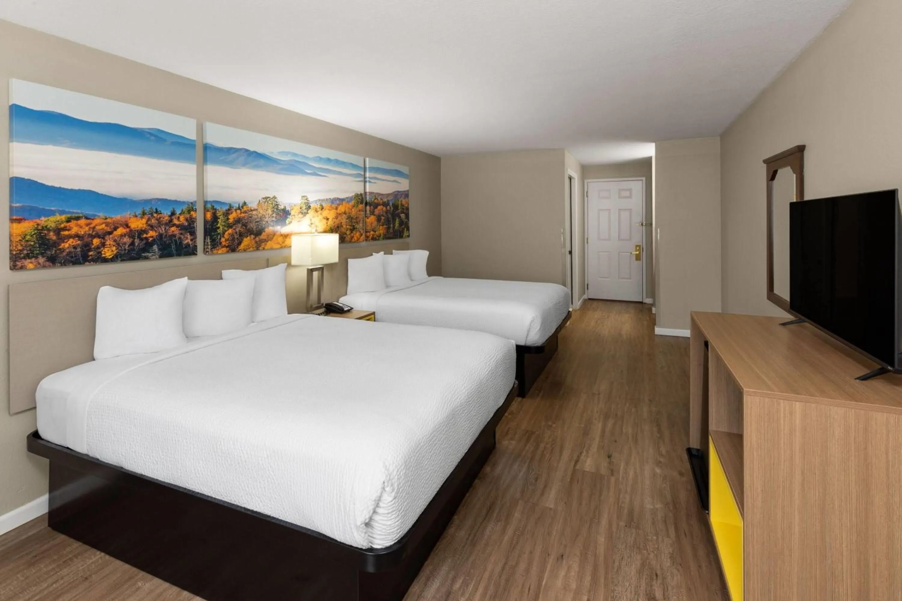 Photo of the whole room, Bed in Days Inn by Wyndham Mountain Home