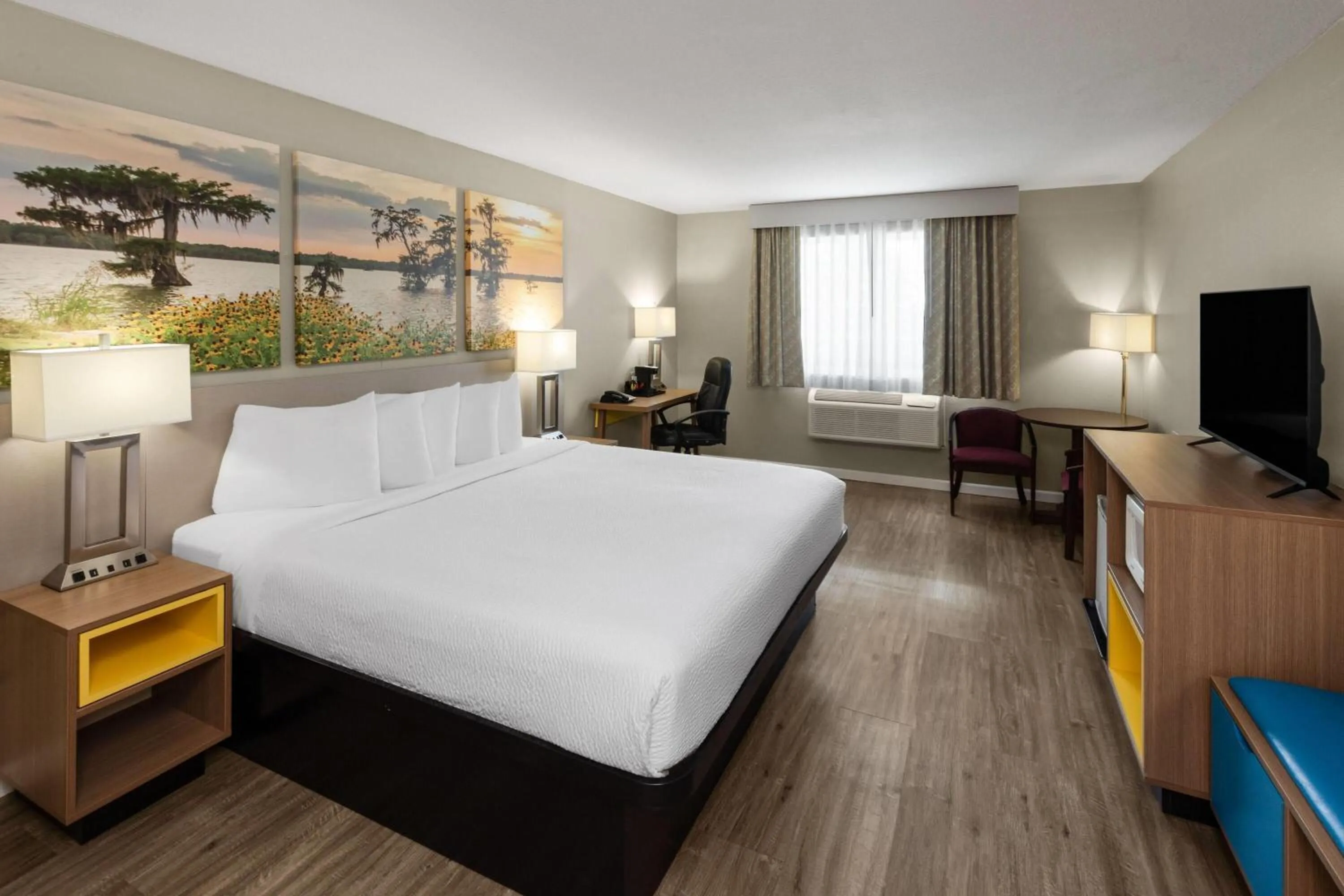 Photo of the whole room, Bed in Days Inn by Wyndham Mountain Home