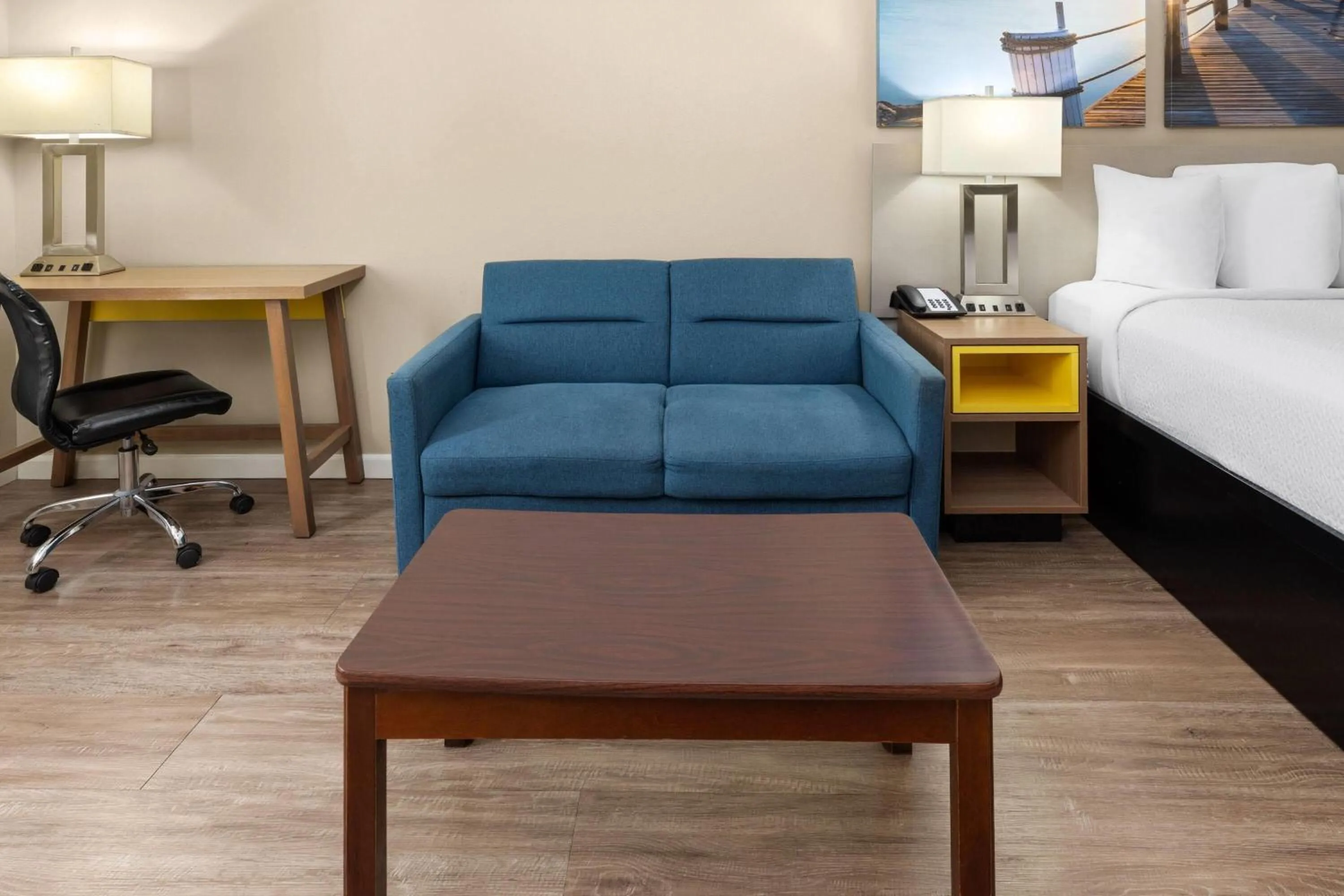 Photo of the whole room, Bed in Days Inn by Wyndham Mountain Home