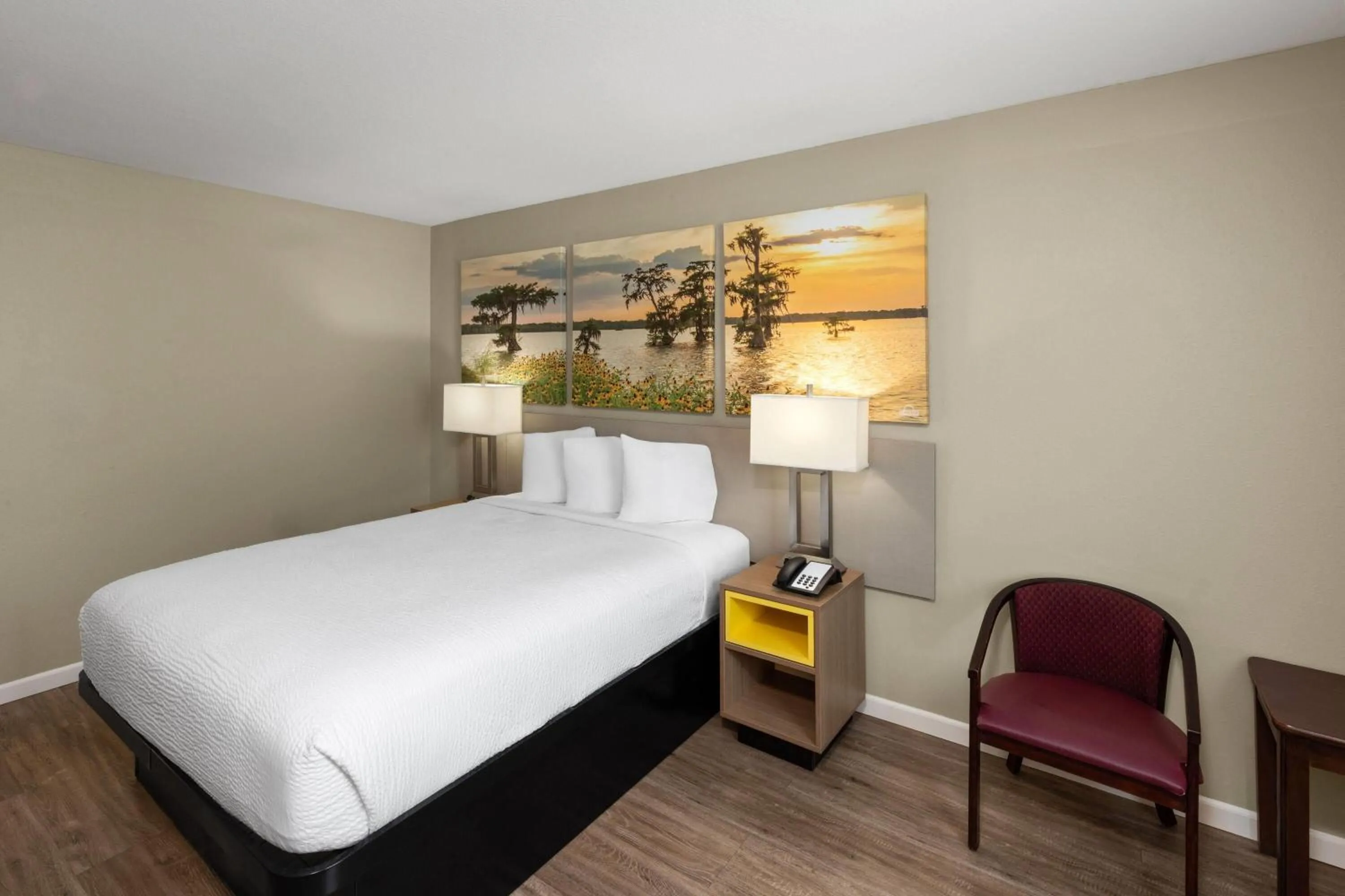 Photo of the whole room, Bed in Days Inn by Wyndham Mountain Home