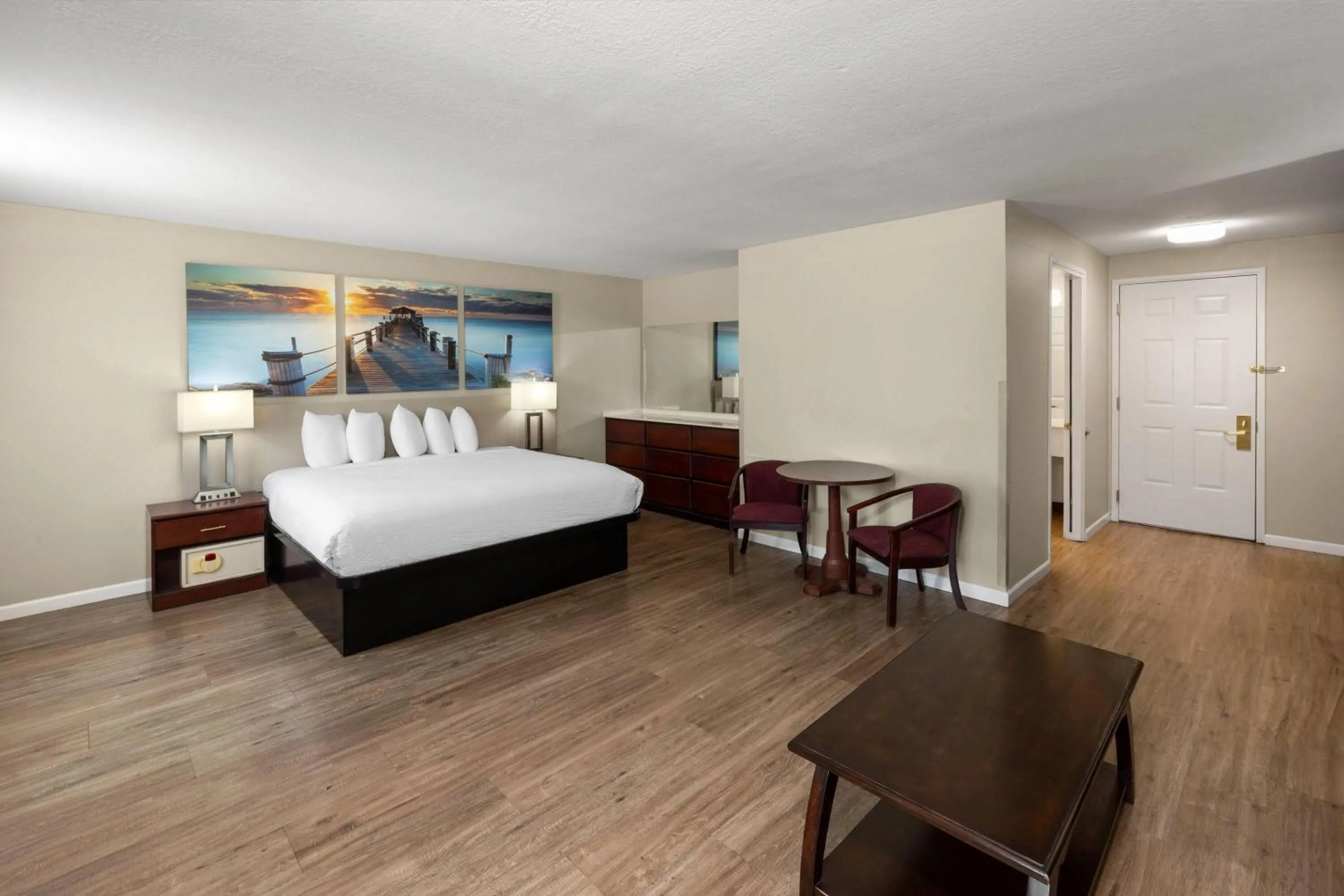 Photo of the whole room, Bed in Days Inn by Wyndham Mountain Home