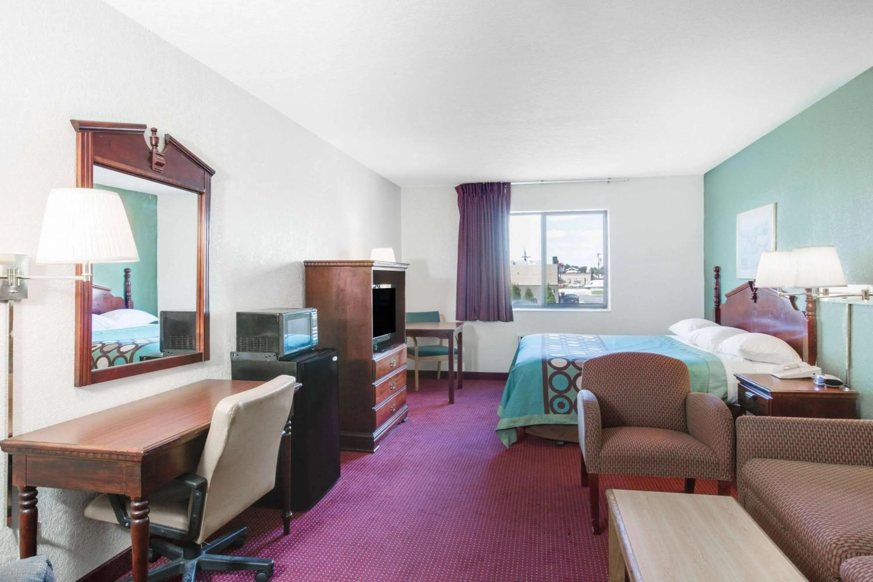 Photo of the whole room, Bed in Super 8 by Wyndham Kennett