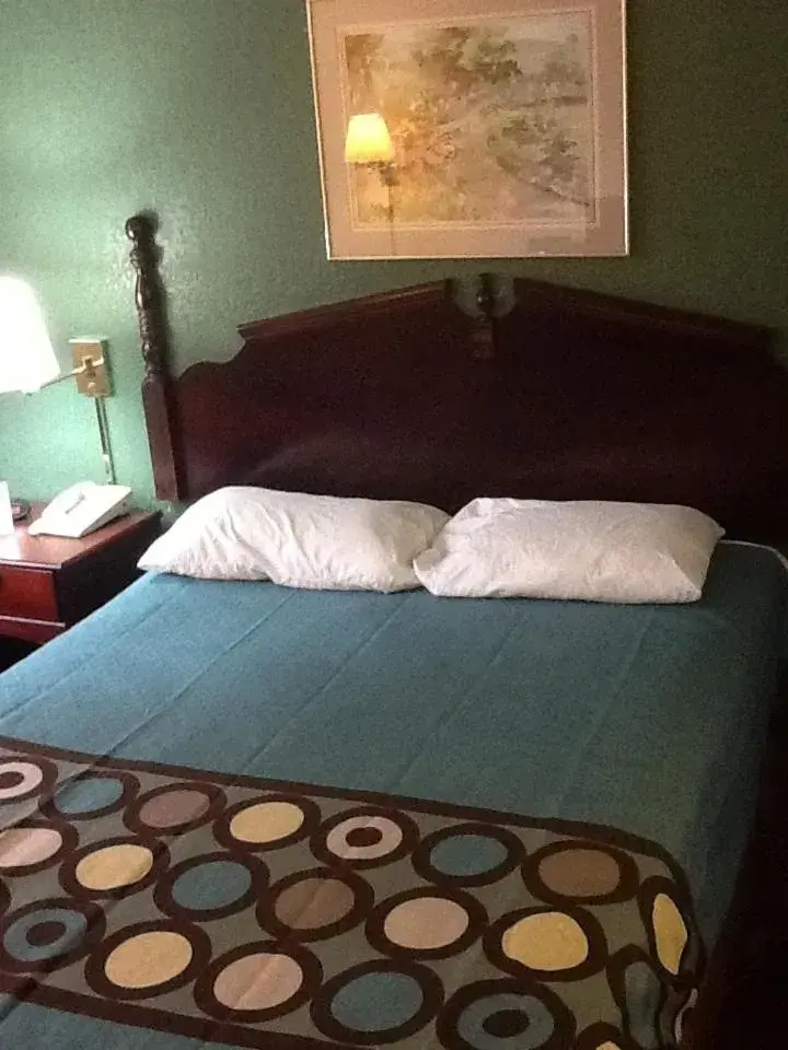 Bedroom, Bed in Super 8 by Wyndham Kennett Bedroom, Bed in Super 8 by Wyndham Kennett